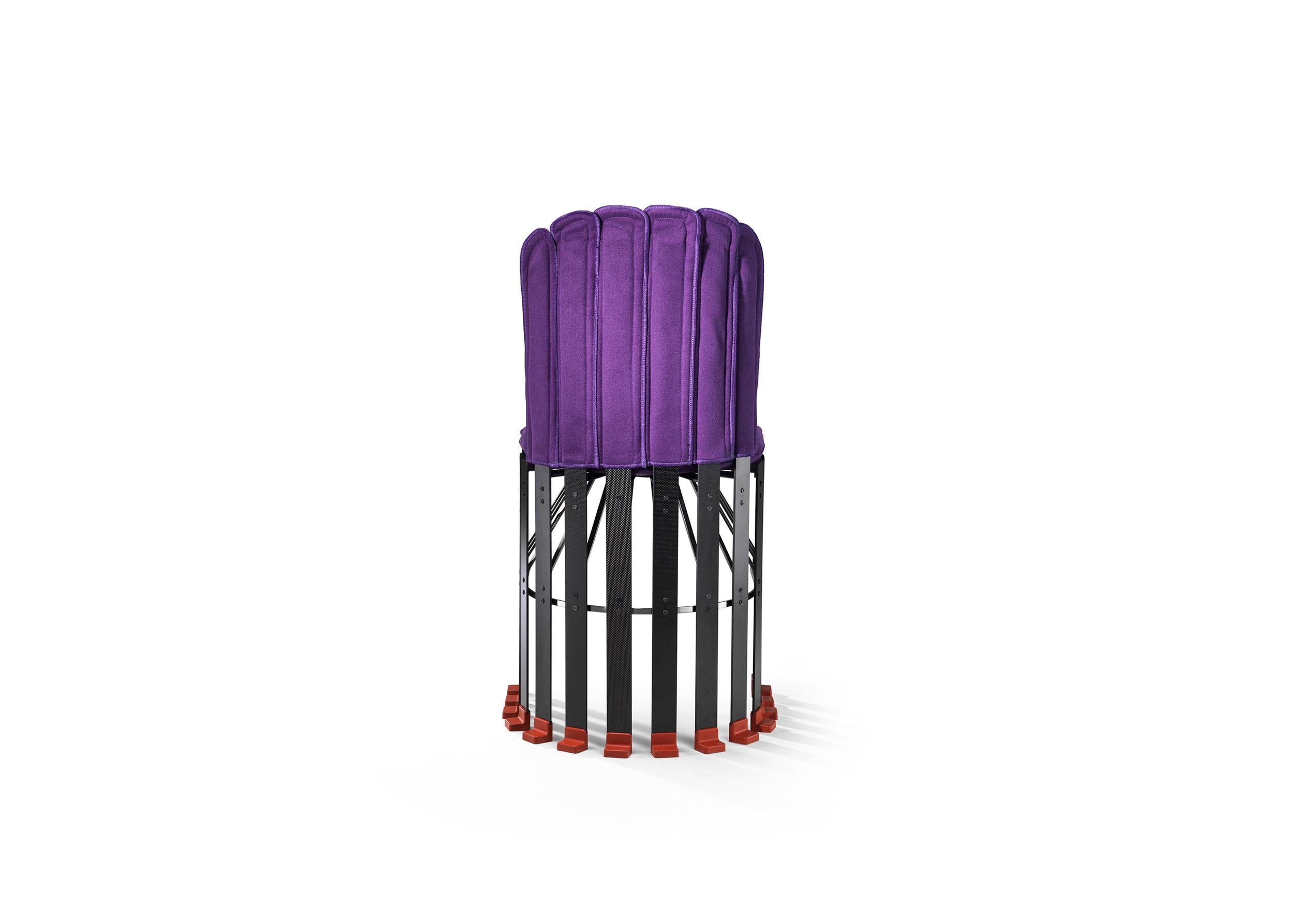 The Pagnottina chair is light and versatile, available in many different coverings. Like the Pagnotta armchair from the same series, La Pagnottina is made up of fourteen carbon-fibre legs defining its solid structure. The back and seat are