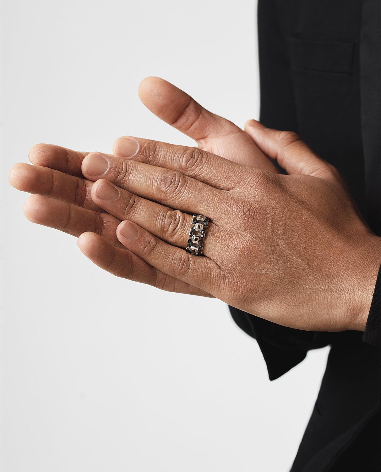 The design of this two-tone band bridges two different styles in its variations of 1.20ct black diamond pave setting and metals: contemporary classic and cutting-edge modern. The La Paz, often enjoyed as an exceptional statement piece, can even be