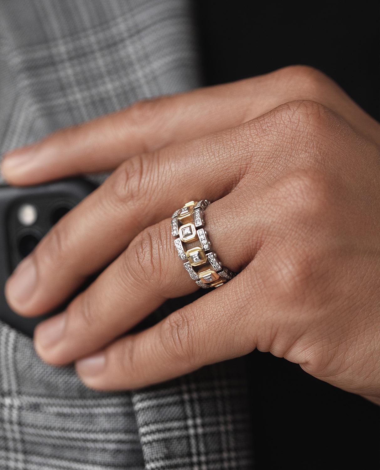The design of this two-tone band bridges two different styles in its variations of 1.20ct white diamond pave setting and metals: contemporary classic and cutting-edge modern. The La Paz, often enjoyed as an exceptional statement piece, can even be
