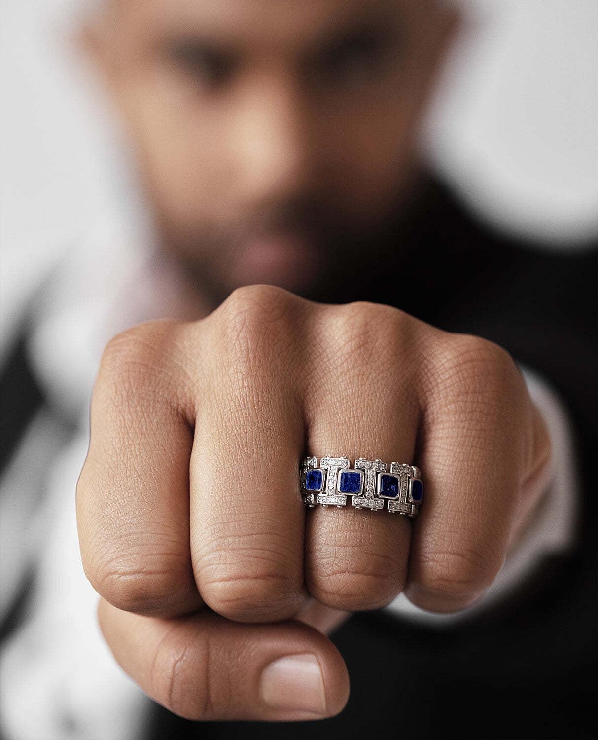 The design of this band bridges two different styles in its variations of 4.70ct sapphires pave setting and metals: contemporary classic and cutting-edge modern. The La Paz, often enjoyed as an exceptional statement piece, can even be worn as a