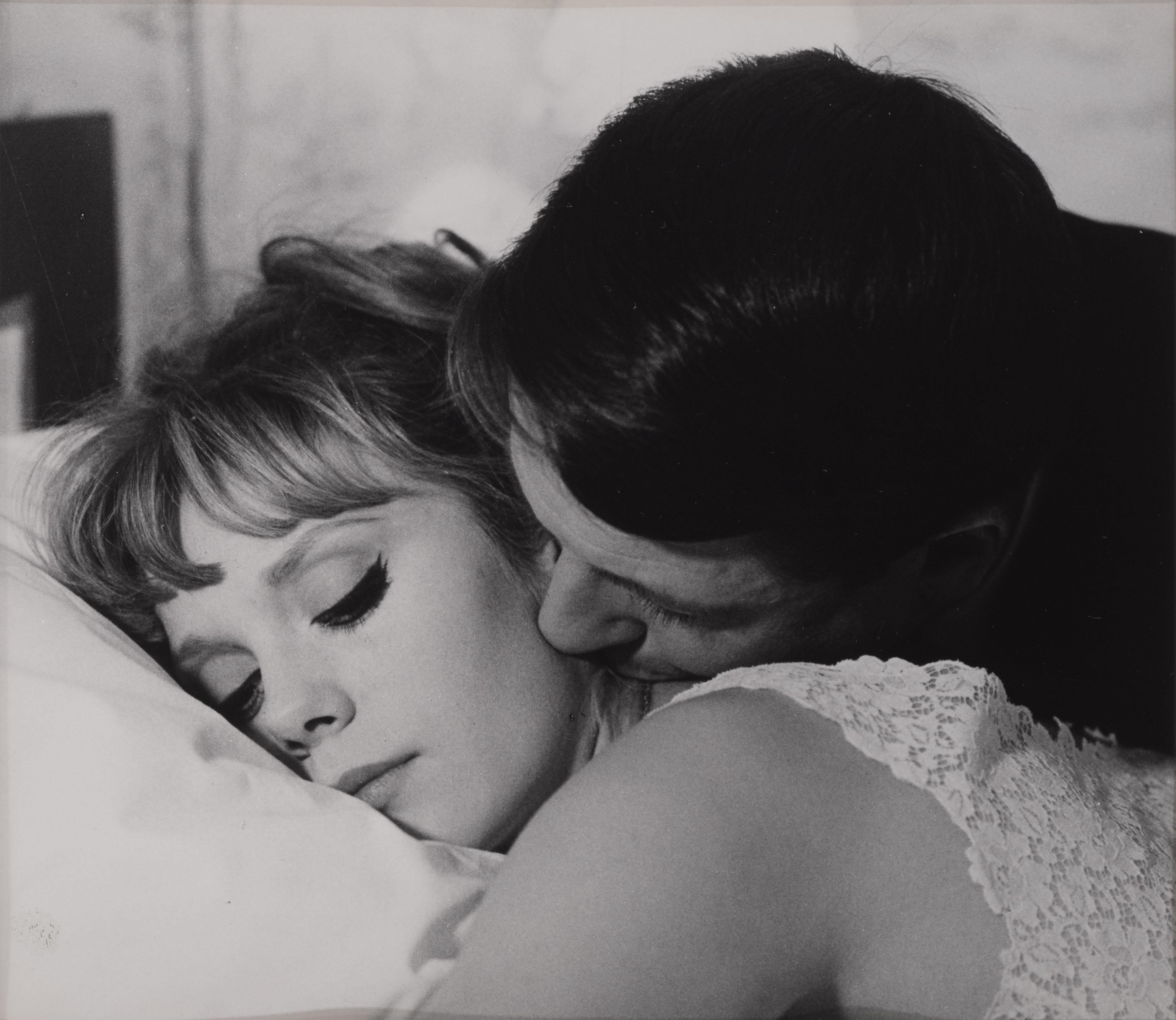 Original französische Silbergelatine-Studiofotografie aus Francois Truffauts  Französischer New-Wave-Film La Peau Douce / Soft Skin 1964 In diesem Film spielen Jean Desailly und Francoise Dorleac die Hauptrollen.

Auf der Rückseite des Rahmens