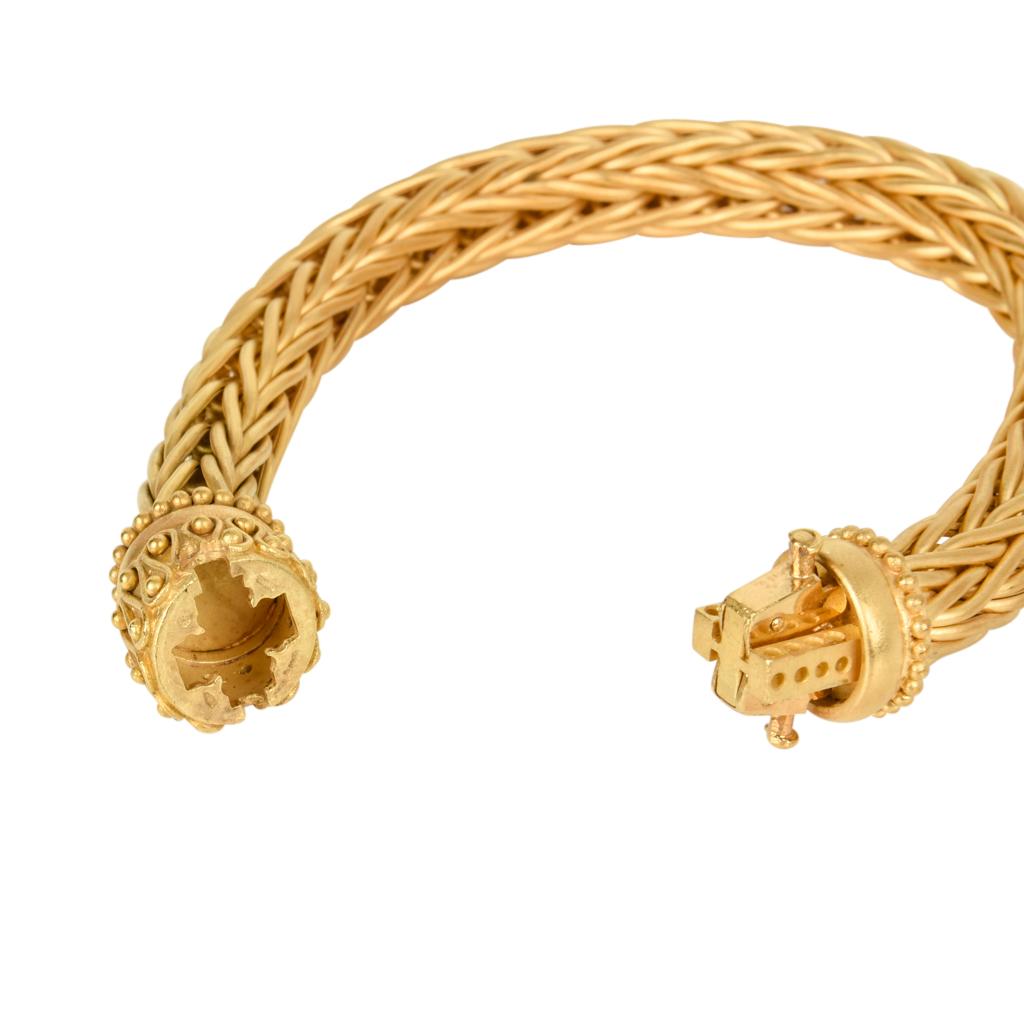 Guaranteed authentic La Pepita 18K matte yellow gold bracelet.
Wheat weave with Etruscan style push clasp.
Beautiful and classic.
Gram weight is 72.19
See matching necklace under separate listing.
** This listing is for the bracelet only.**
final