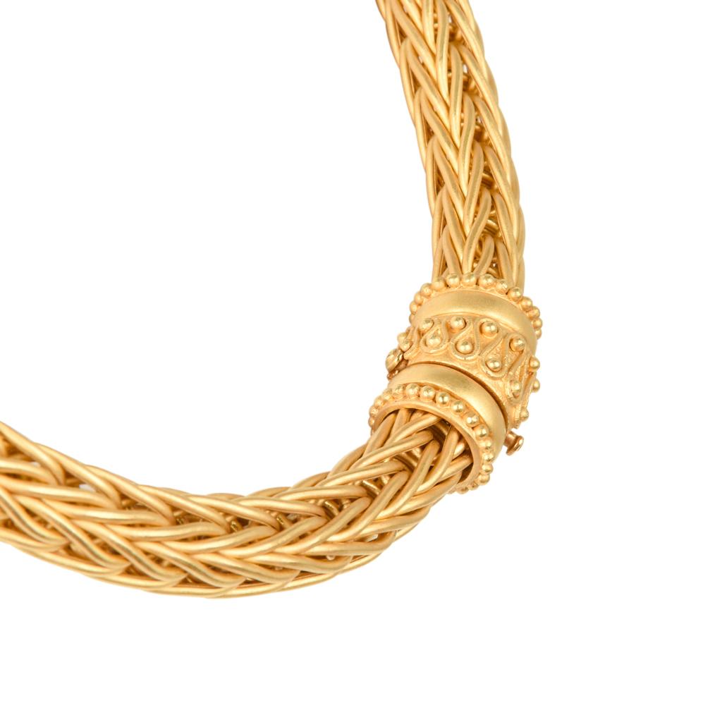 Mightychic bietet eine La Pepita Halskette aus 18 Karat mattem Gelbgold an.
Weizengeflecht mit Druckverschluss im etruskischen Stil.
Schön und klassisch.
Halskette Gramm Gewicht ist 136.7
Endverkauf

MASSE DER HALSKETTE:
LENGTH  18