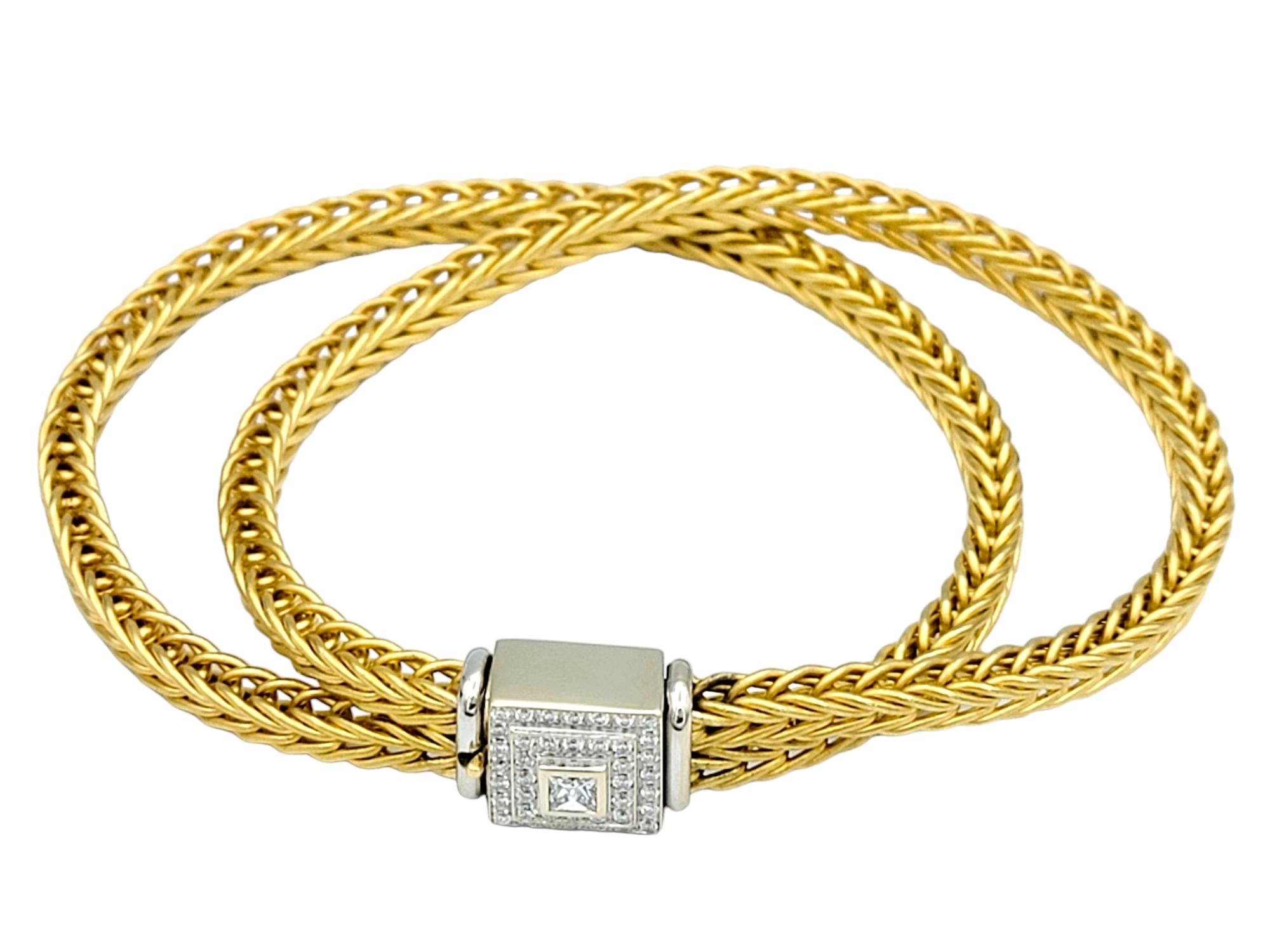 Das wundervoll geflochtene Kettenarmband von La Pepita ist eine Verkörperung von raffinierter Eleganz und exquisiter Handwerkskunst. Dieses luxuriöse Armband besteht aus einer doppelt geflochtenen Kette aus gebürstetem 18-karätigem Gold und zeigt