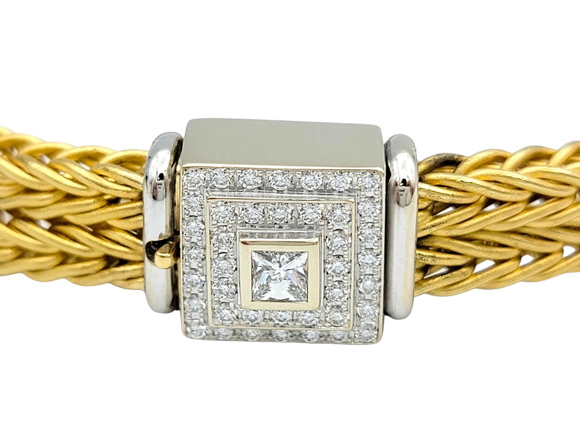 La Pepita Gewebtes Kettenarmband mit Diamant-Kastenverschluss aus 18 Karat gebürstetem Gold (Zeitgenössisch) im Angebot