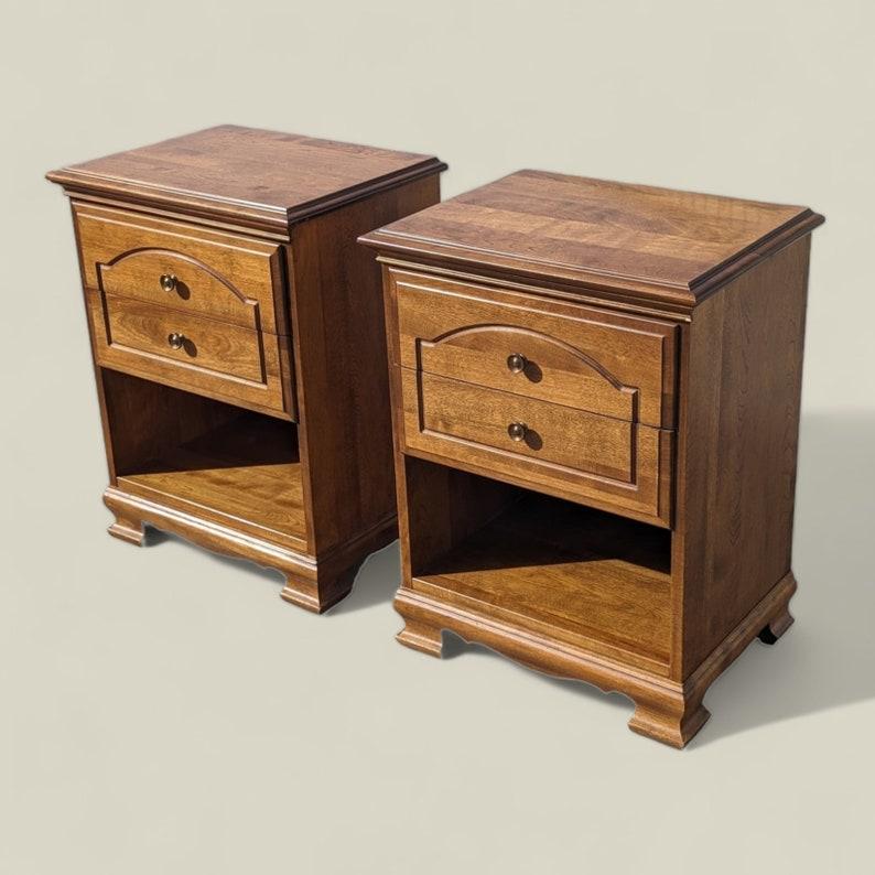 Mesillas de noche de época de Los Ángeles, madera maciza, mediados de siglo, MCM, dormitorio, mesas auxiliares siglo XX en venta