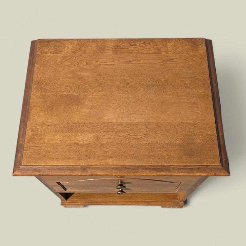 Mesillas de noche de época de Los Ángeles, madera maciza, mediados de siglo, MCM, dormitorio, mesas auxiliares Madera en venta