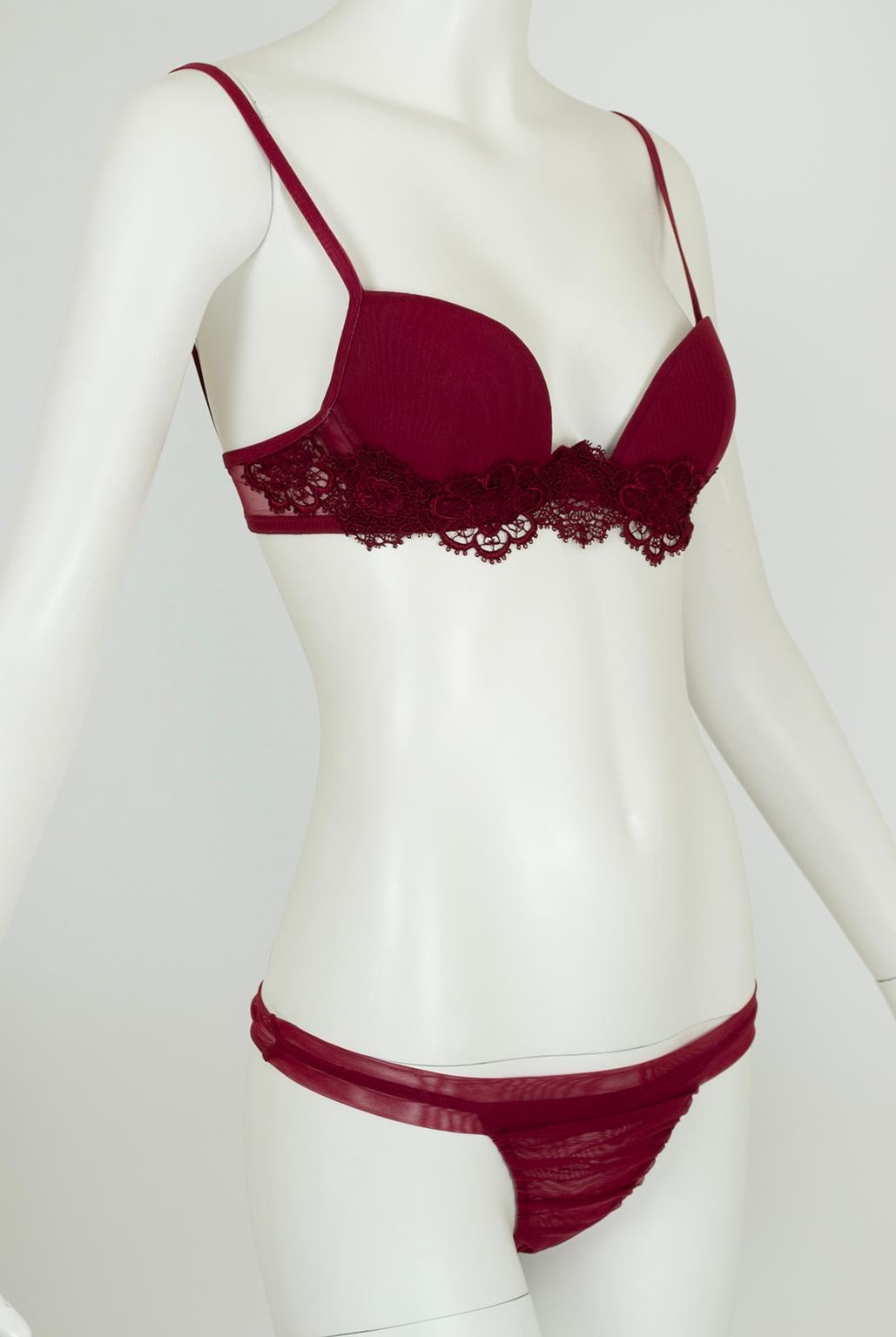 Ensemble soutien-gorge et culotte string légèrement paddés avec armatures. Le soutien-gorge comporte des bonnets et des bretelles larges en maille de tulle de nylon, agrémentés d'un macramé floral autour des côtes. Culotte string assortie avec