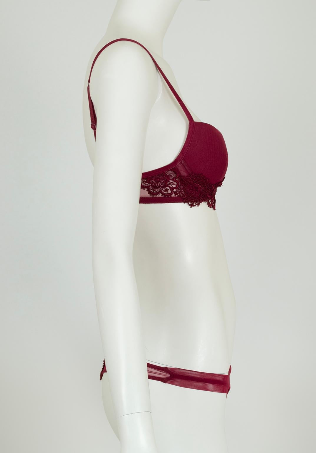 Gris 20e anniversaire de La Perla Ensemble soutien-gorge et string en macramé framboise - 32 C / Sm, 2004 en vente