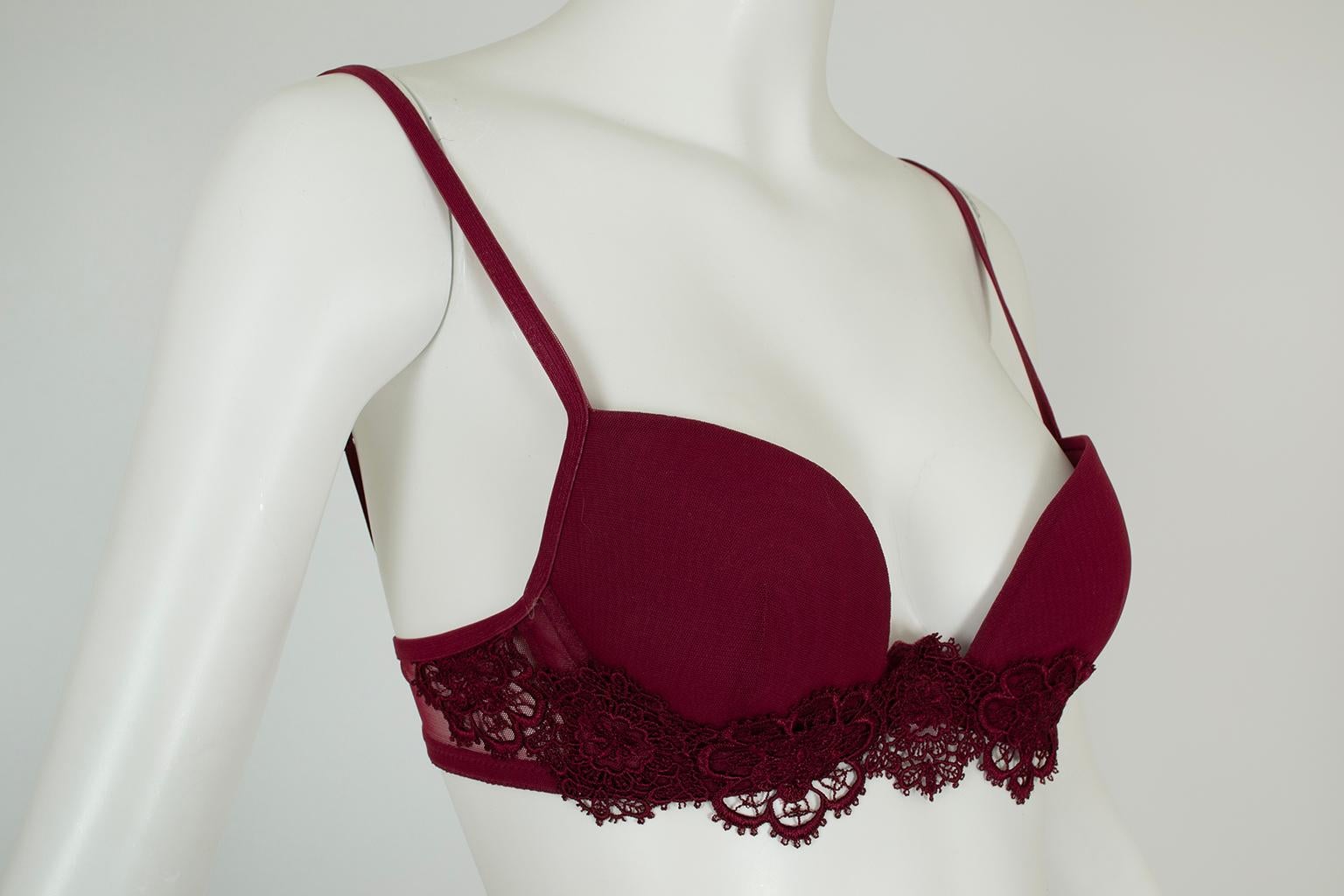 20e anniversaire de La Perla Ensemble soutien-gorge et string en macramé framboise - 32 C / Sm, 2004 Pour femmes en vente