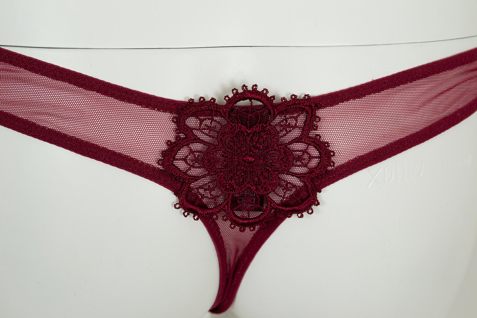 20e anniversaire de La Perla Ensemble soutien-gorge et string en macramé framboise - 32 C / Sm, 2004 en vente 4