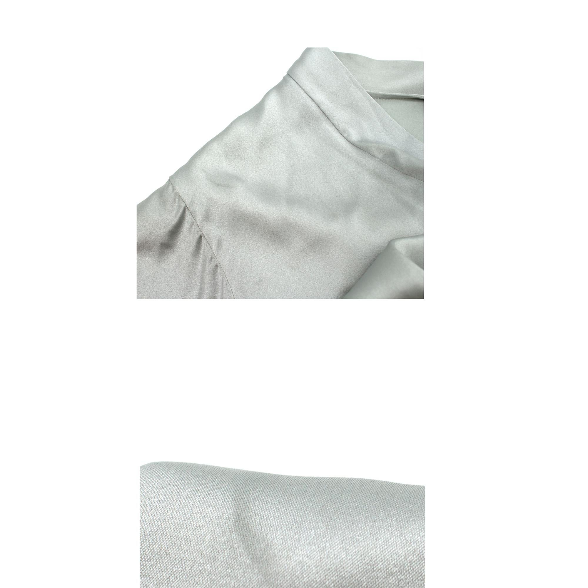 La Perla Azalea Kimono-Bademantel aus einer Seidenmischung aus Satin

- Satin aus einer Seidenmischung in Sage-Grün 
- V-Ausschnitt, lange Kimonoärmel 
- Offene Vorderseite, passendes Taillenband
- Sage-grüne, geblümte Spitzenbesätze an Ärmeln und