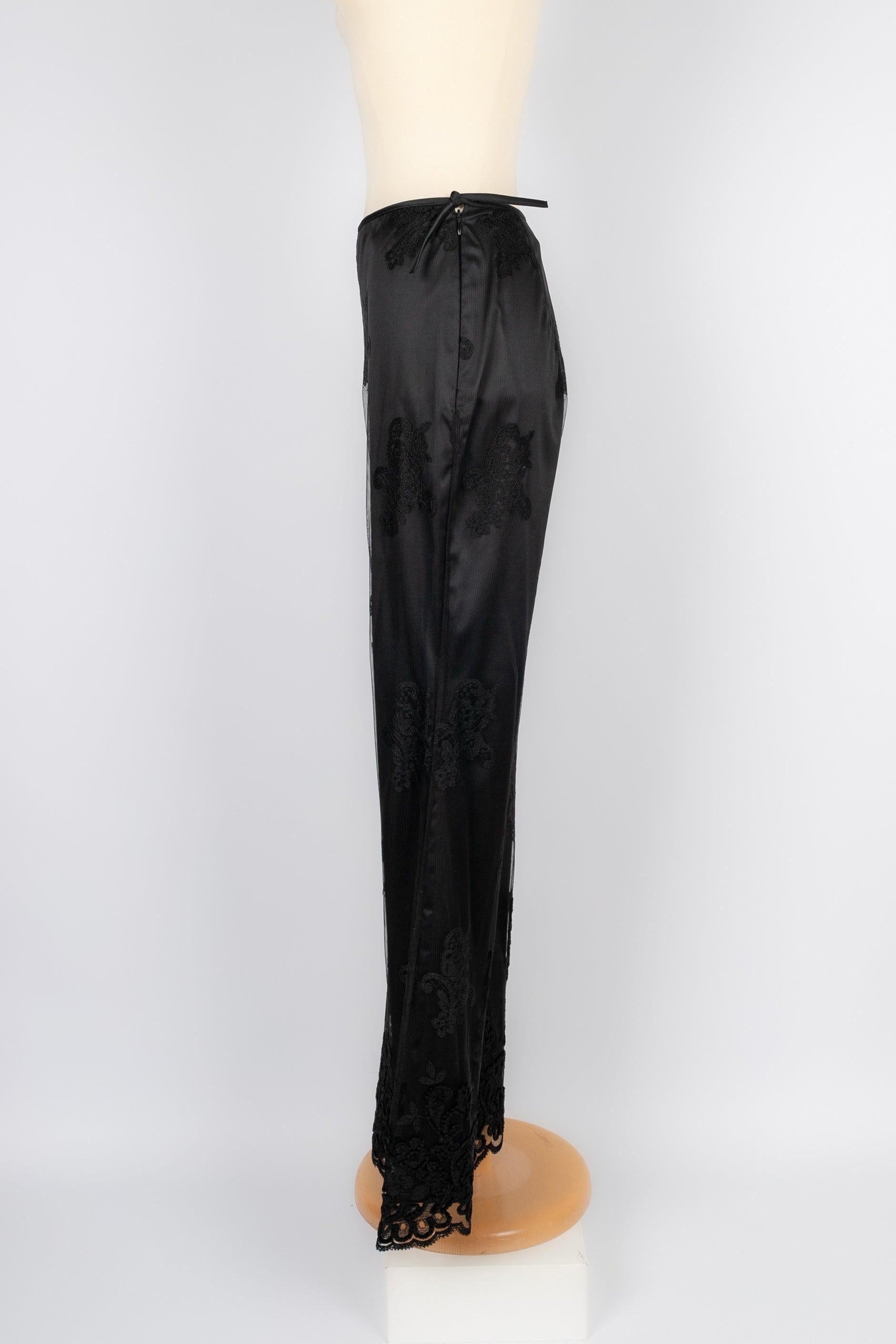 La Perla- (Made in Italy) Black satin pants enlivened with a tulle embroidered with patterns. 40IT size indicated, it fits a 36FR.

Additional information:
Condition: Very good condition
Dimensions: Waist: 33m - Hips: 40 cm - Length: 105 cm
Seller