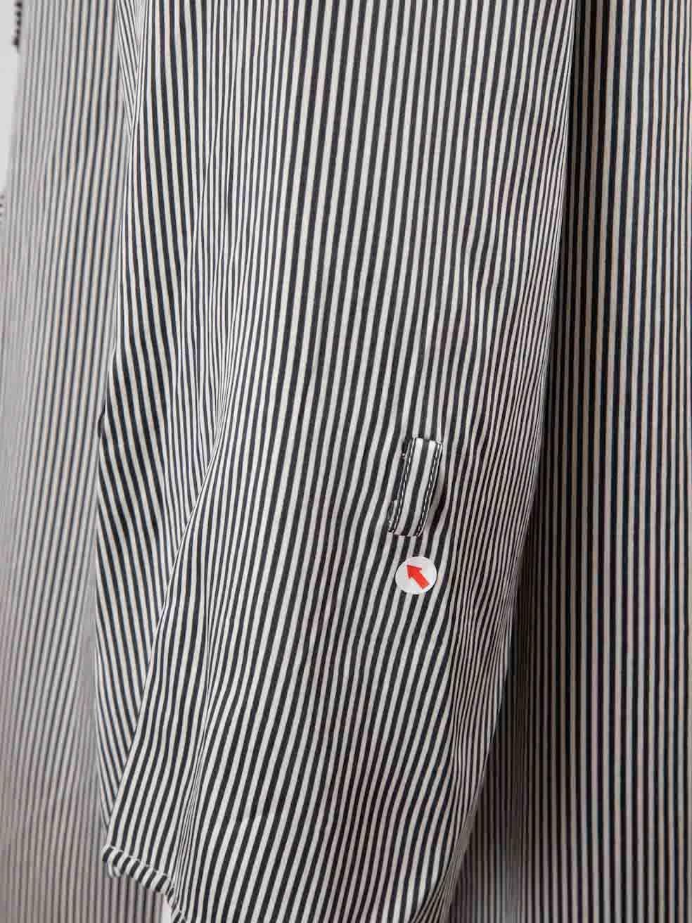 La Perla Black & White Silk Striped Ruffle Trim Robe Size XL In Good Condition For Sale In London, GB