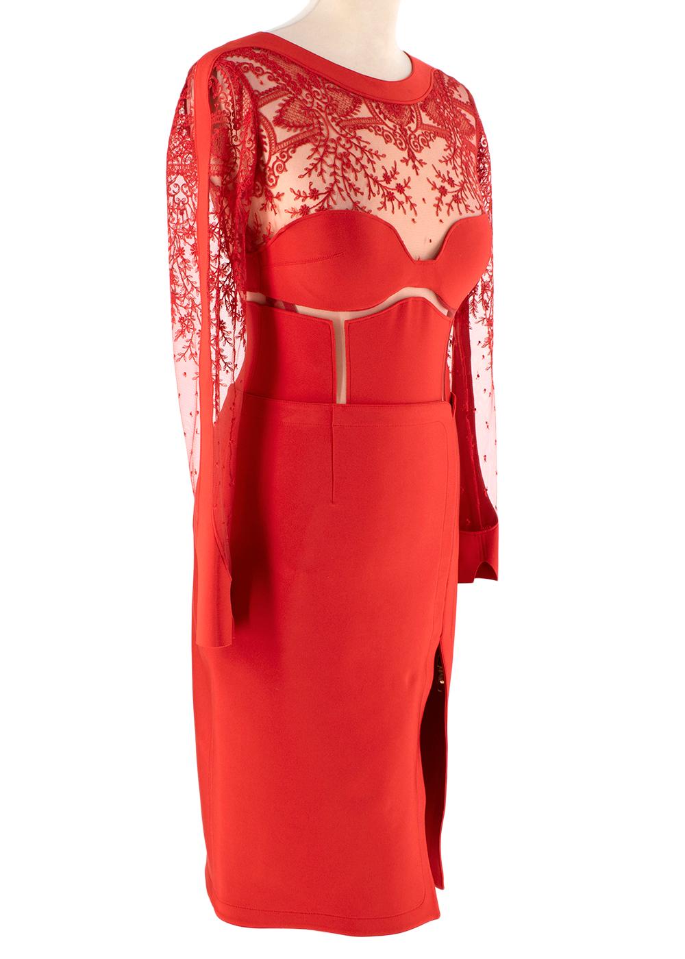 La Perla Desire Rot Neopren & Spitze Body, Rock & Strümpfe

Bodysuit aus Neopren mit schmalen roten Tüll-Einsätzen
-Dekolleté und Ärmel aus mit Motiven besticktem Tüll 
Die Haken und Schlaufen sind aus goldenem Metall mit eingraviertem La Perla-Logo