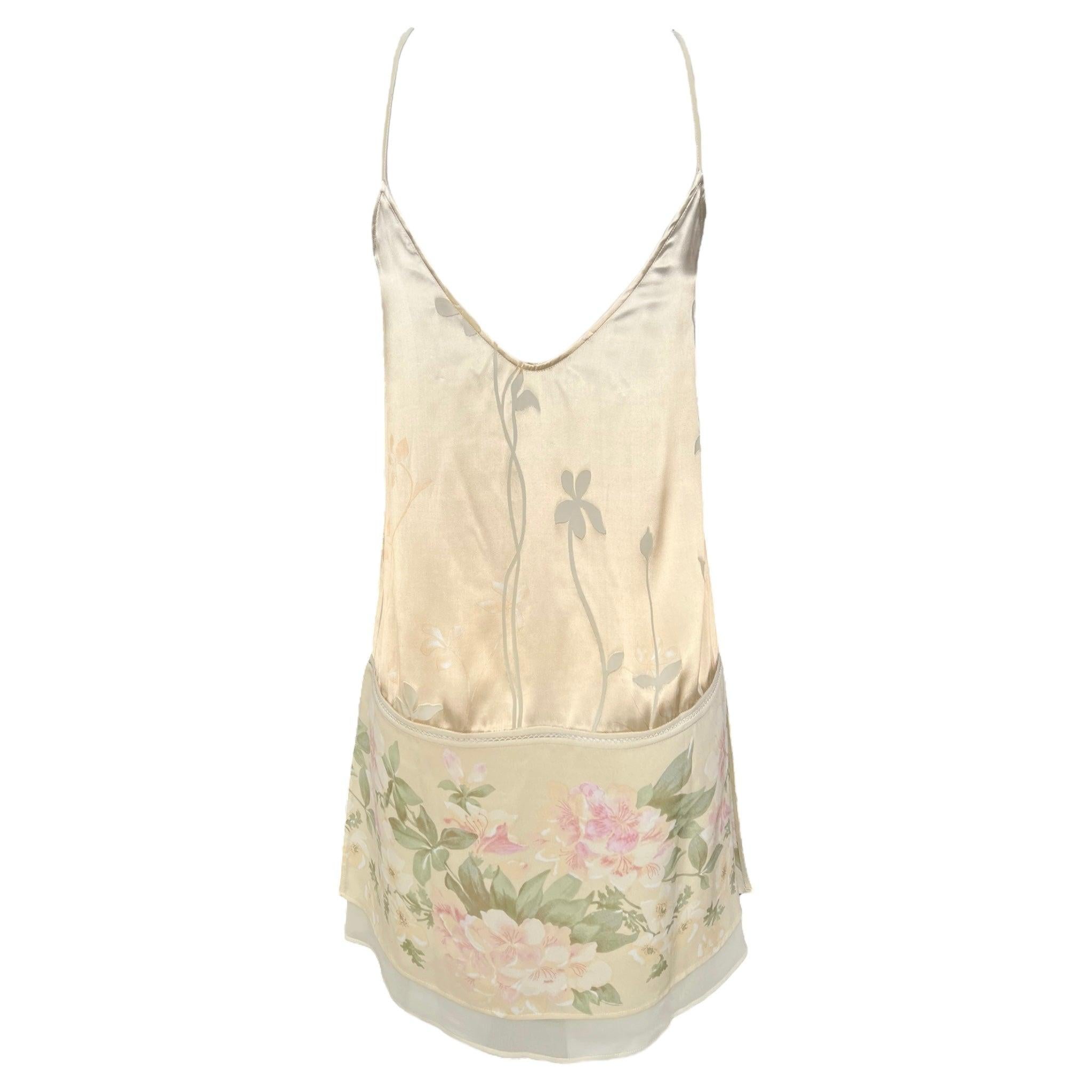 Abito sottoveste in raso color crema di La Perla, azienda italiana esperta in lingerie di lusso. Silhouette semplice e sexy dalla linea dritta con spacchi laterali sull'orlo. Raso color crema con tagli floreali trasparenti. La parte inferiore
