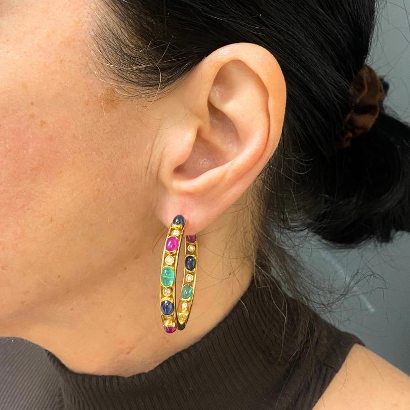 Ein Paar La Perla-Ohrringe aus 18-karätigem Gold mit Edelsteinen im Cabochon-Schliff und Diamanten.
Diese farbenfrohen Reif-Ohrringe bieten eine gewagte, verspielte Interpretation einer klassischen Form. Die Reifen sind großzügig bemessen und haben