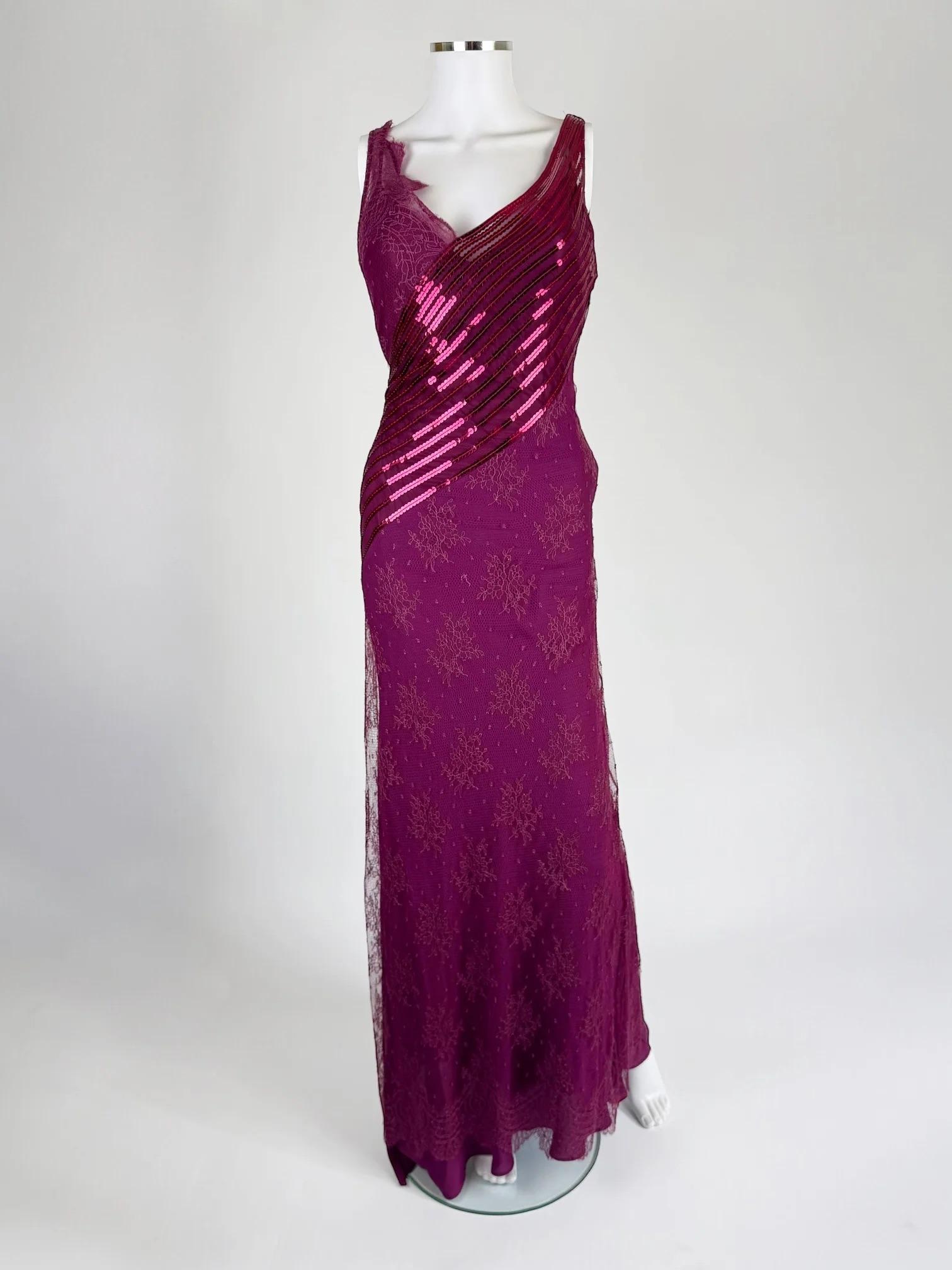 Robe en dentelle et paillettes rose magenta de La Perla, 1999
Embellissements en paillettes en diagonale sur le devant et dans le dos
Fente de jambe
Plusieurs couches, dont une robe de soie, une couche extensible en polyamide élasthanne et une