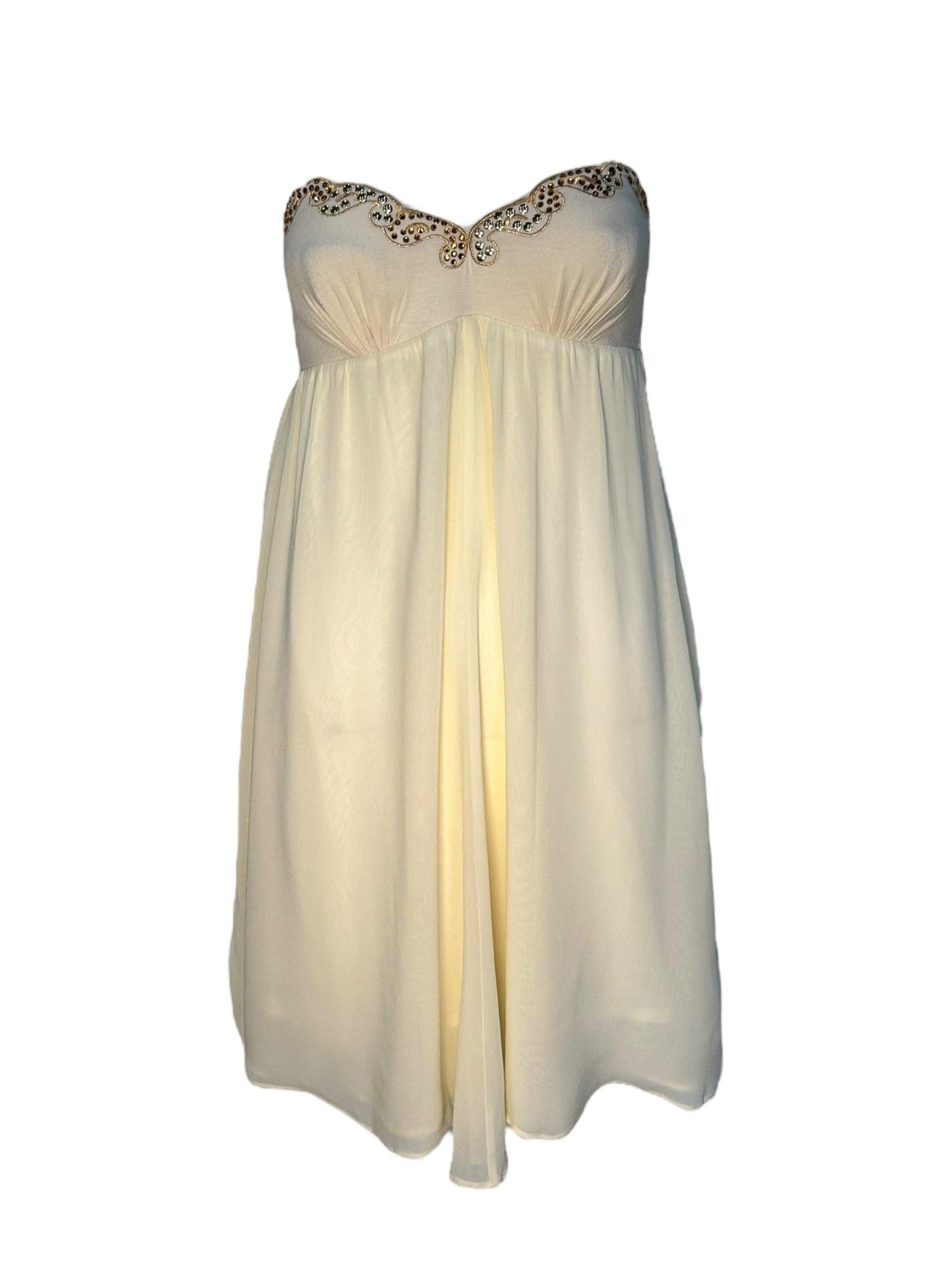 Adorable conjunto de tocador para interior o exterior de Ritmo di Perla, de la firma de lencería de lujo La Perla. Da vueltas como un extra aturdido en el plató de El valle de las muñecas. Pétalos exuberantes de gasa amarillo pálido. Corpiño de