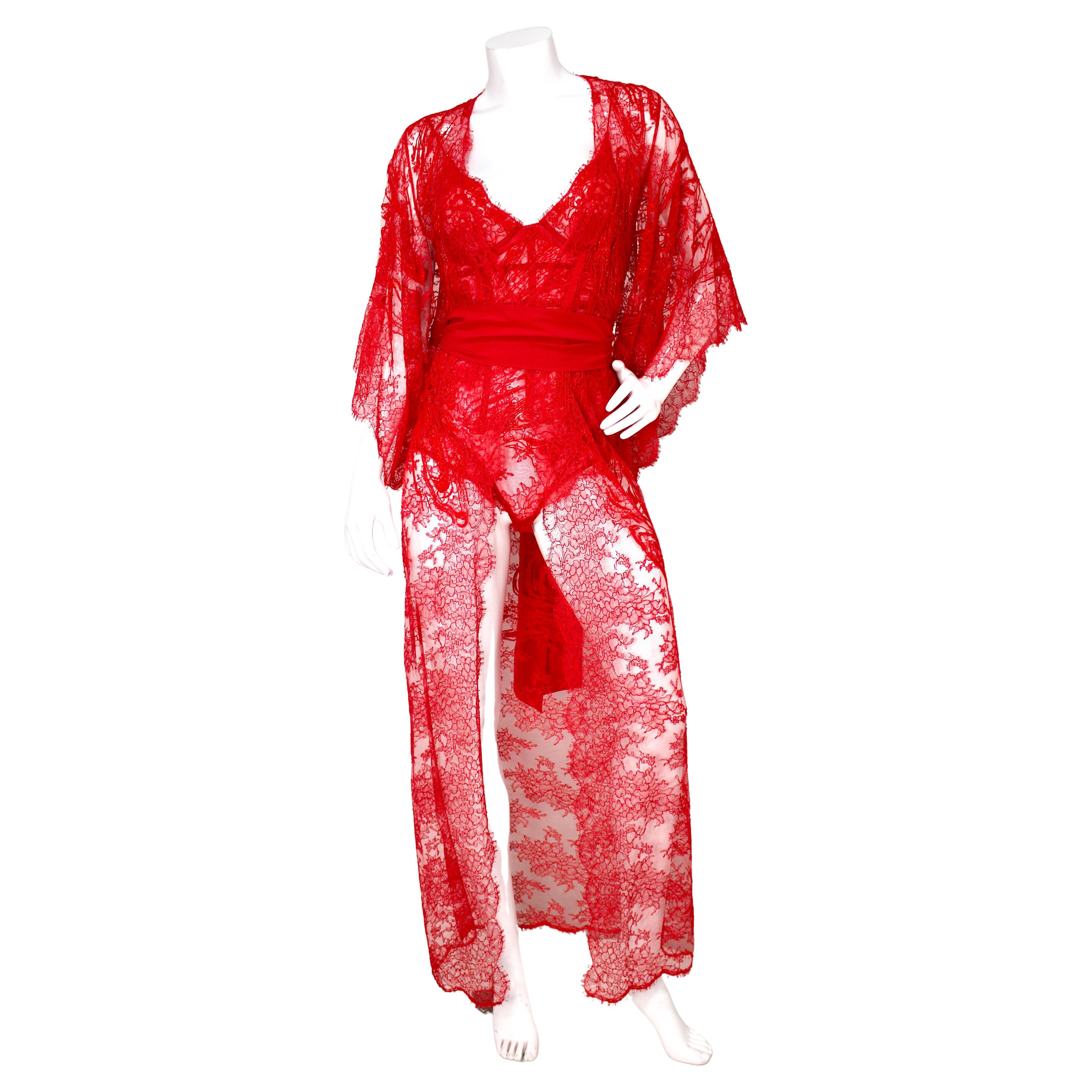 La Perla Runway Rot Perlen Spitze Dessous Bodysuit 
Robe Set im Angebot