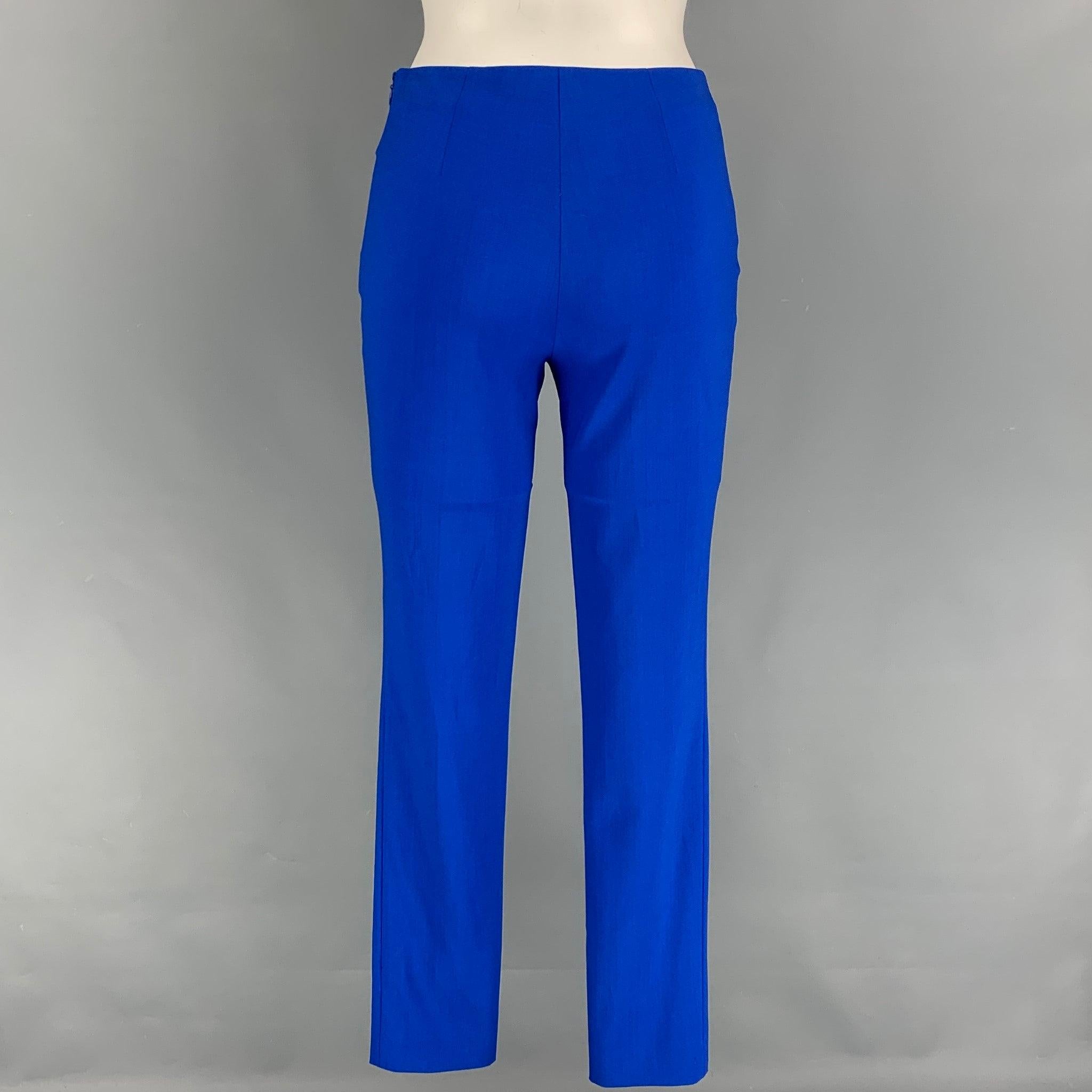Pantalon habillé LA PERLA en laine vierge mélangée extensible bleu cobalt avec une coupe skinny, des jambes zippées et une fermeture à glissière sur le côté. Fait en Italie.
Nouveau avec des étiquettes. 

Marqué :   IT 38 

Mesures : 
  Taille : 30