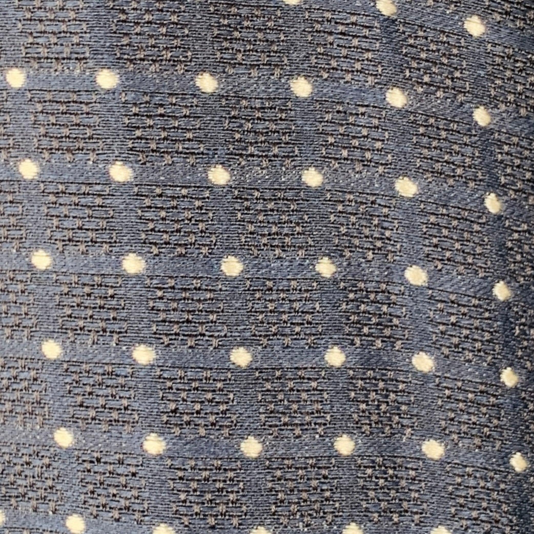 Accappatoio LA PERLA
in seta di lino blu, con motivo a pois, collo a scialle e chiusura aperta con fusciacca. Made in Italy. Eccellente condizione di usato. 

Contrassegnato:   L 

Misure: 
 
Spalla: 17,5 pollici Petto: 44 pollici Manica: 26,5