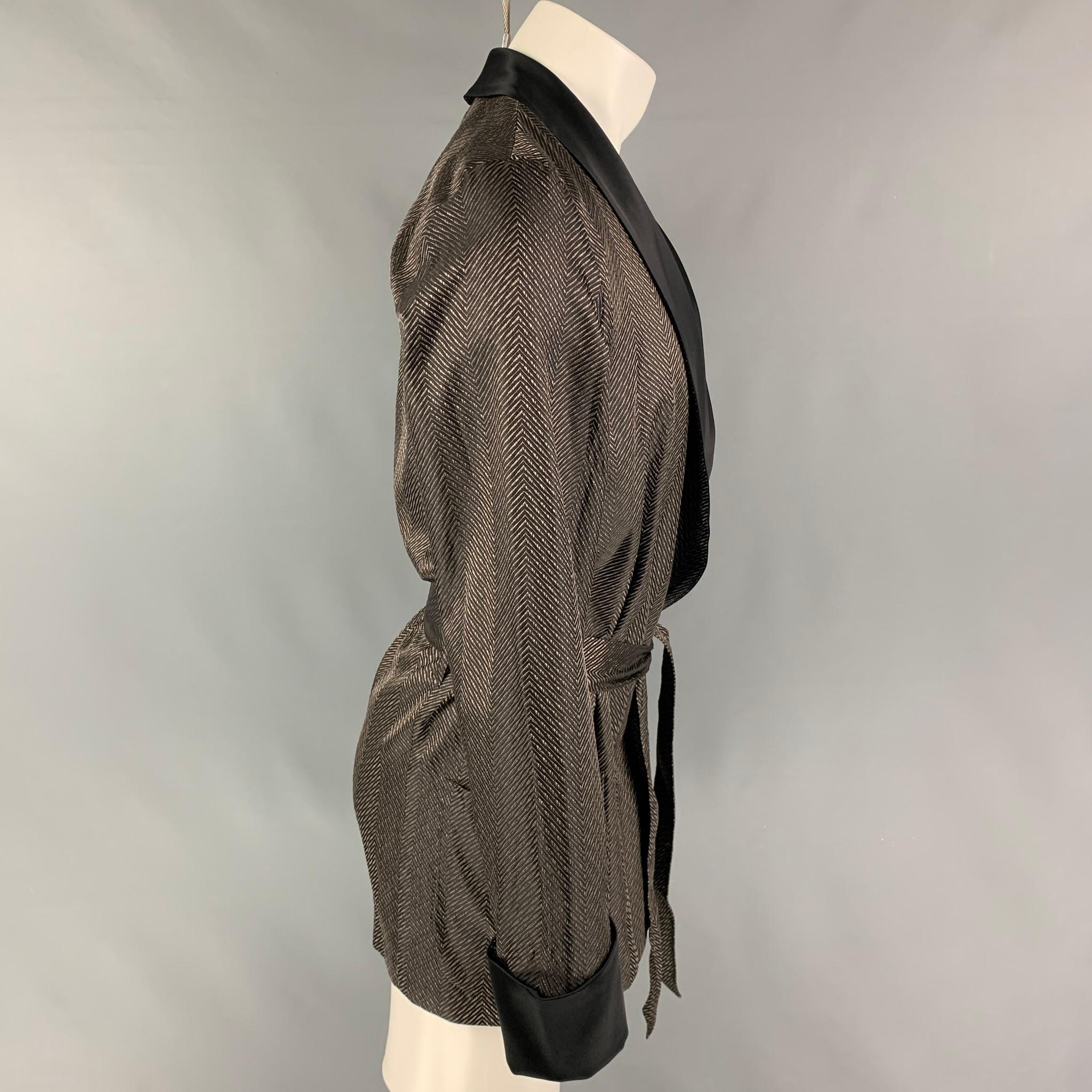 LA PERLA smoking jacket comes in a black & brown jacquard silk featuring a shawl collar, patch pockets, belted, and a open front. Made in Italy. 

Very Good Pre-Owned Condition. Fabric tag removed.
Marked: Size tag removed.

Measurements:

Shoulder: