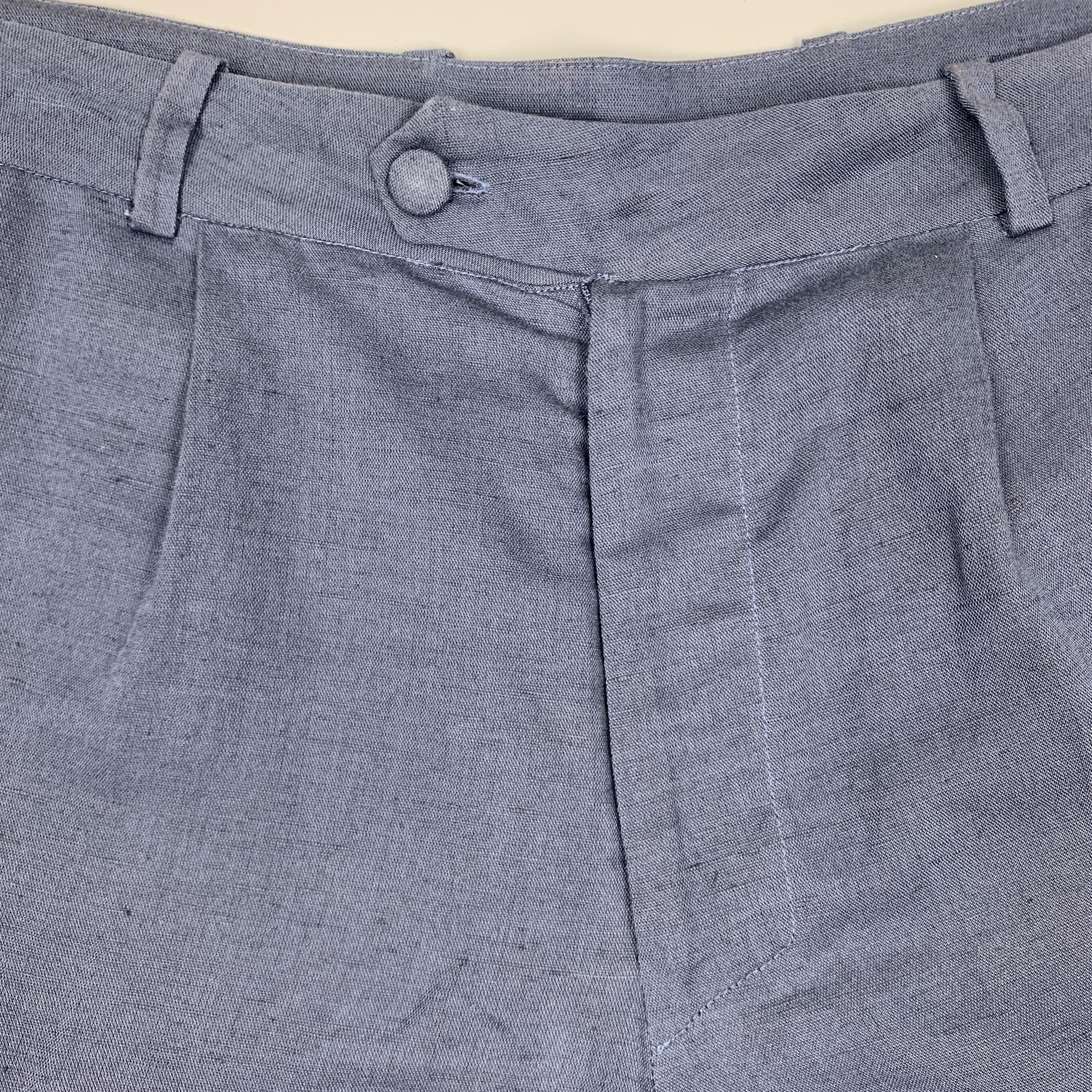 LA PERLA Bermuda shorts come in a sheer linen cotton with a button tab waistband and single pleat. 
Excellent Pre-Owned Condition.
 

Marked:   S
 

Measurements: 
  
l	Waist: 33 inches 
l	Rise: 11.5 inches 
l	Inseam: 10 inches 

  
  
  
