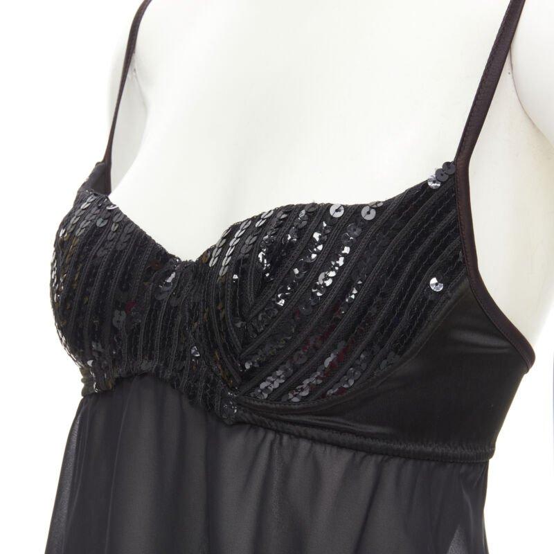LA PERLA Vintage Ritmo Di Perla Schwarzes durchsichtiges Negligee-Top mit Paillettenschnitt XS
Referenz: ANWU/A00488
Marke: Ritmo Di Perla
Farbe: Schwarz
Muster: Solide
Verschluss: Haken & Öse
Zusätzliche Details: Schwarzer Pailletten-Busen.