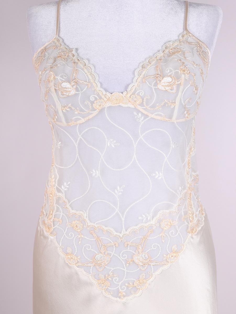 Abito camicia da notte in seta vintage di La Perla

Taglia 3

Ottime condizioni, un paio di micro macchie, vedi foto