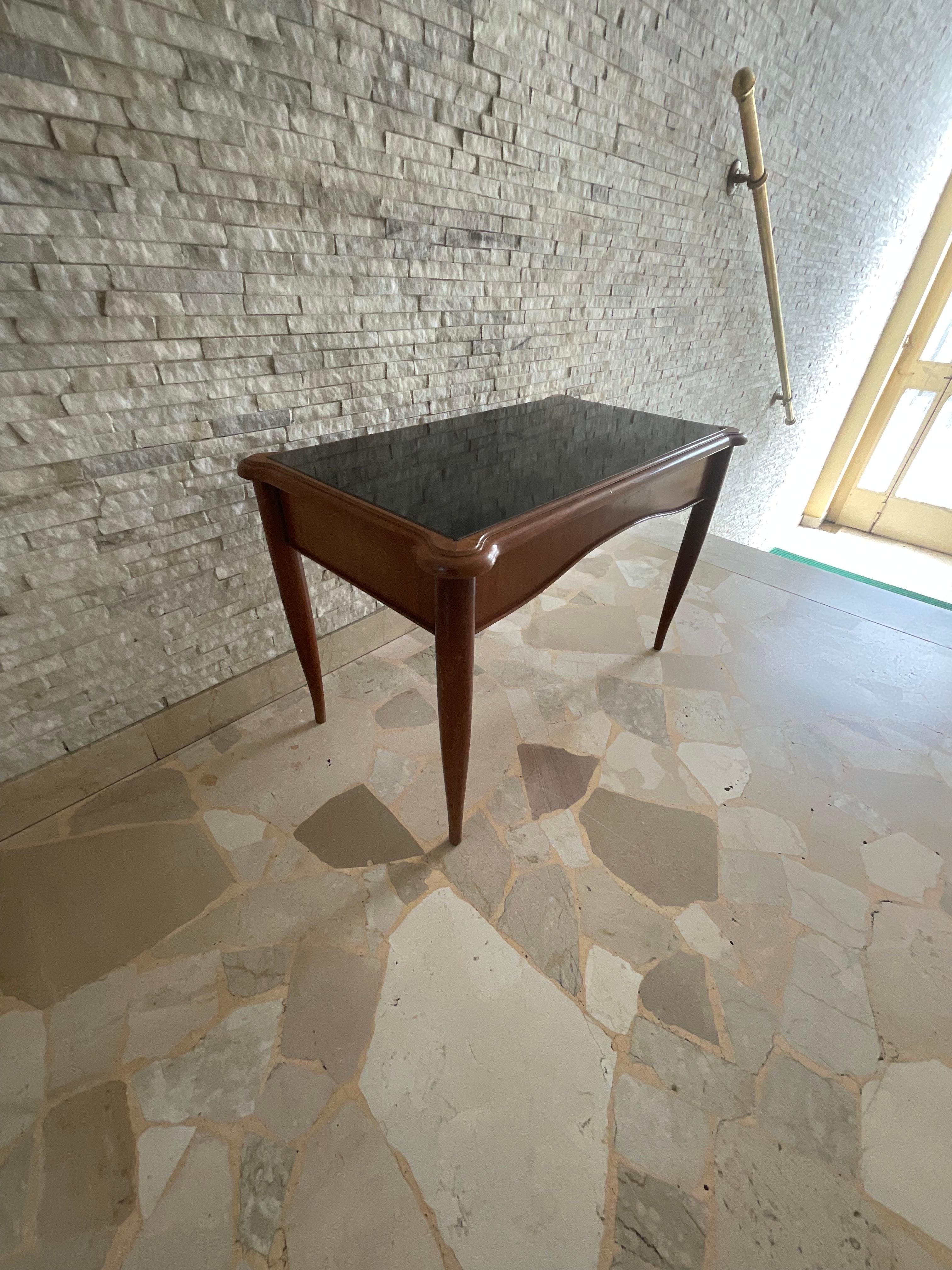 Tavolino da centro in legno di noce con piano in laminato plastico nero, originale degli anni 40.
Attribuito per qualità e disegno, alla PERMANENTE MOBILI DI CANTÙ. .MADE IN ITALY 1940.