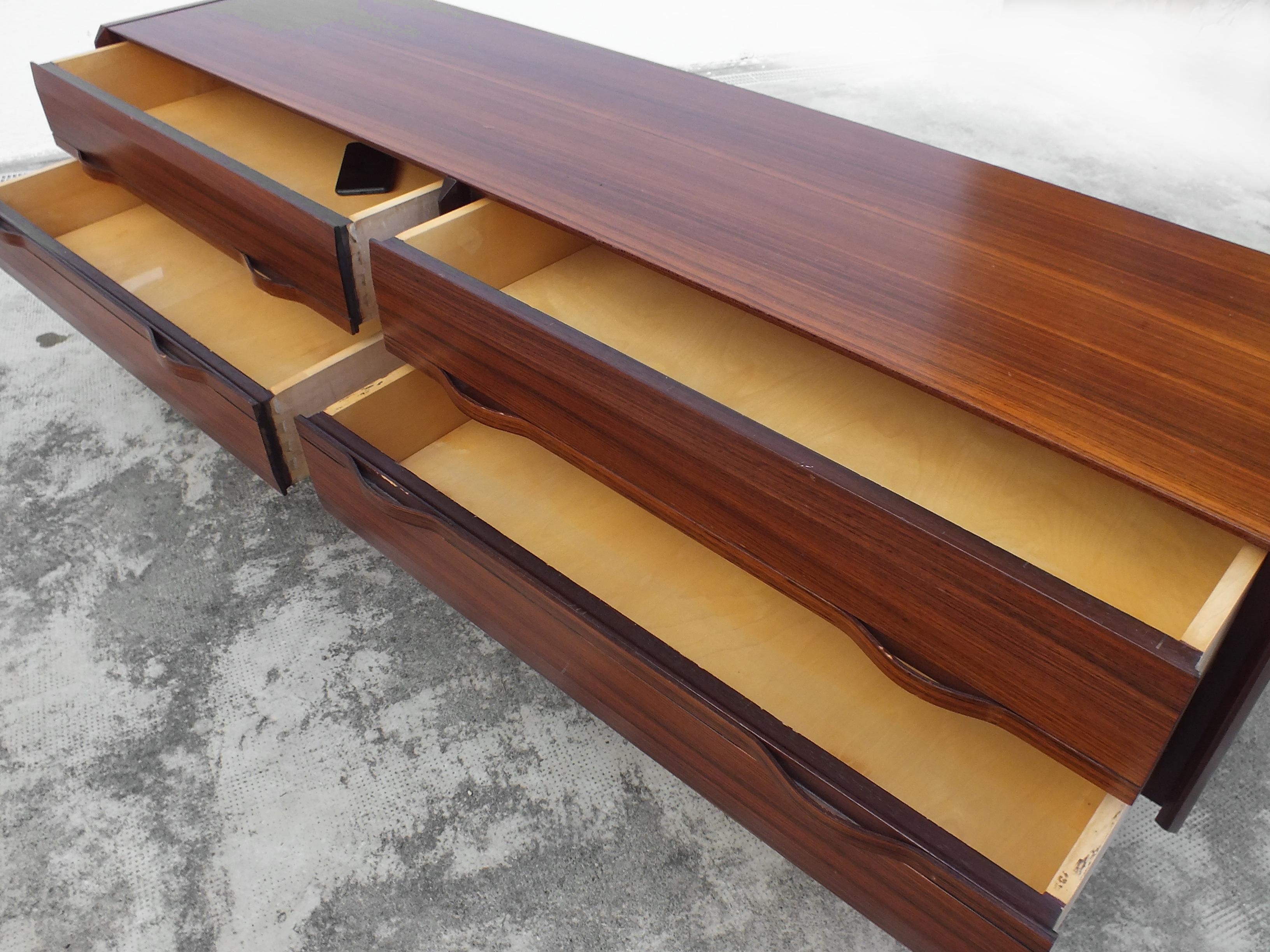 minimalistisches Sideboard „La Permanente meuble Cantu“ Italien, wahrscheinlich Frattini-Design  (Italienisch) im Angebot
