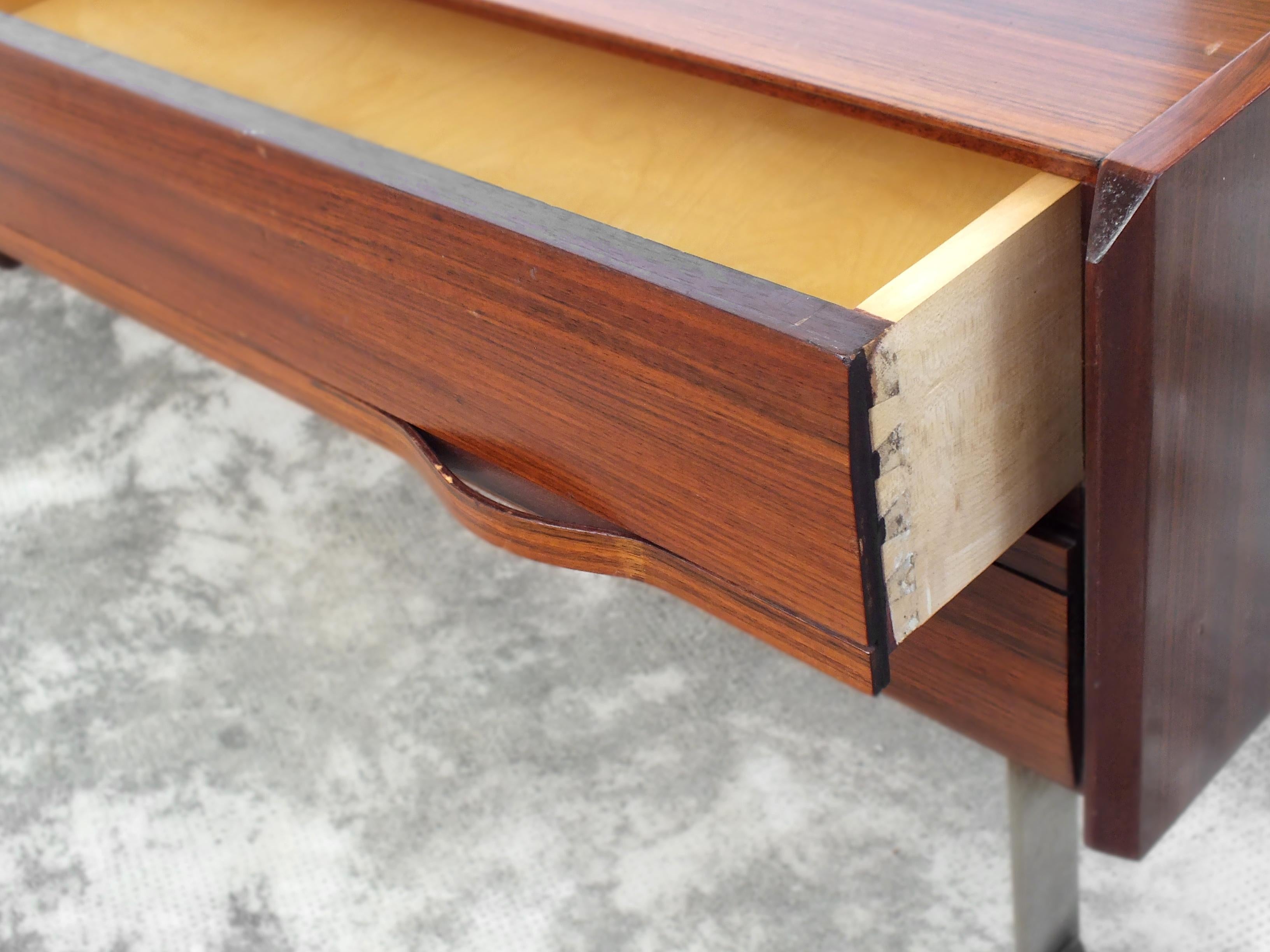 minimalistisches Sideboard „La Permanente meuble Cantu“ Italien, wahrscheinlich Frattini-Design  (Metall) im Angebot
