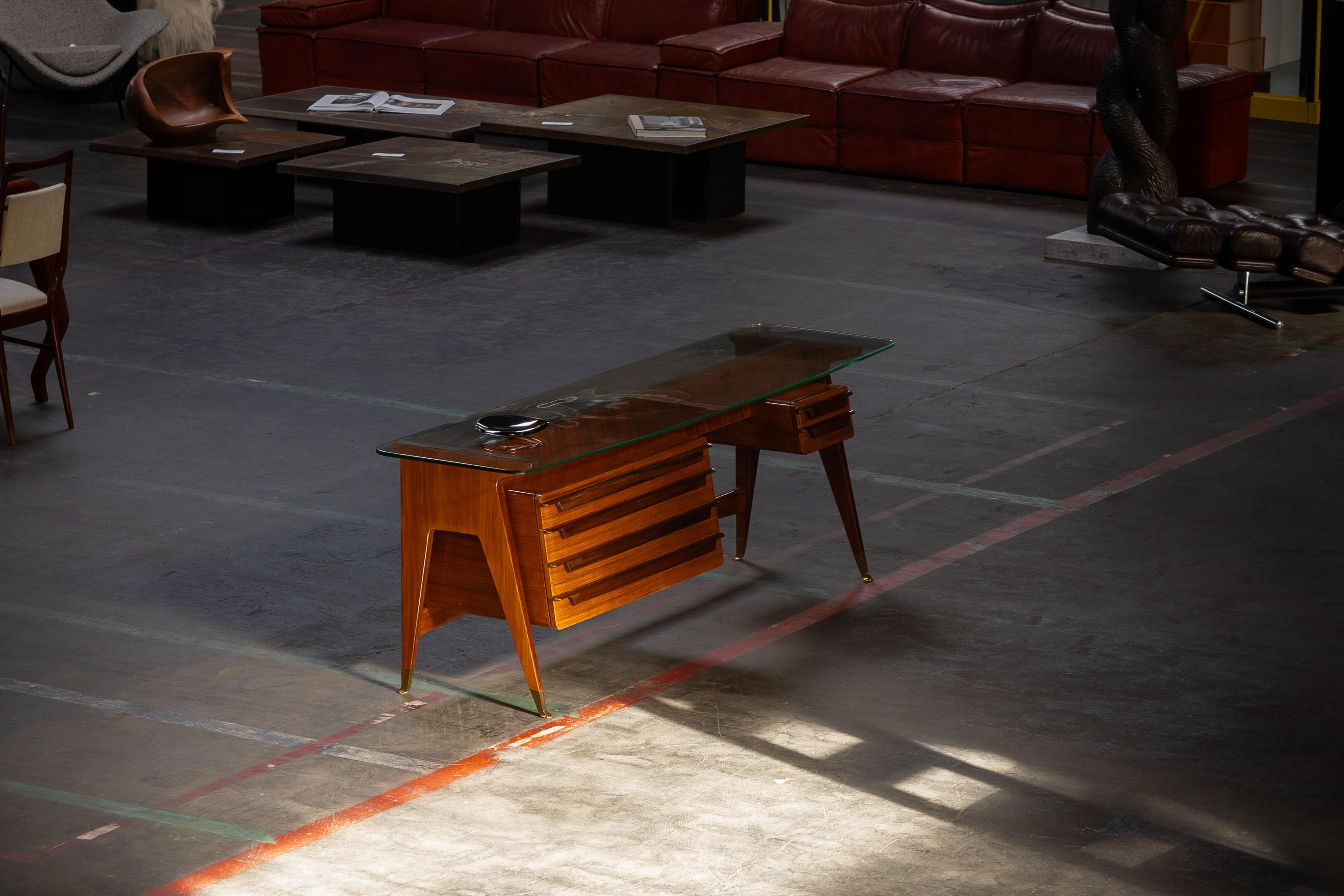 Esta elegante consola de cajones o mesa de escritorio, diseñada y fabricada por Permanente Cantu en Italia durante la década de 1950, ejemplifica la exquisita artesanía y el sofisticado diseño por los que Cantu es famoso. Fabricada en nogal de grano