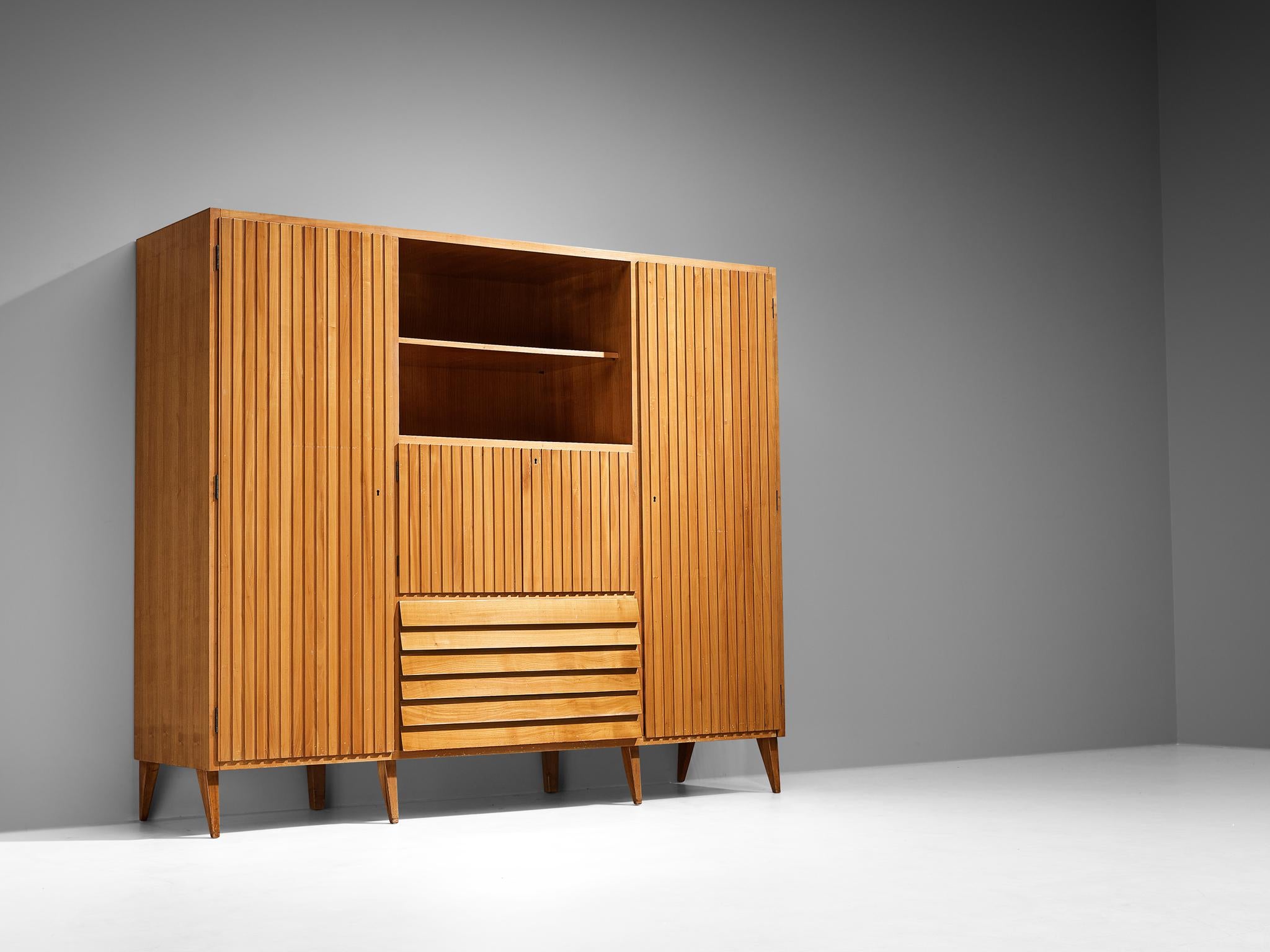 La Permanente Mobili Cantù, armoire, érable, verre miroir, laiton, Italie, années 1950

Cette charmante armoire d'origine italienne est magnifiquement conçue et fabriquée par La Permanente Mobili Cantu. La grande armoire est construite de manière