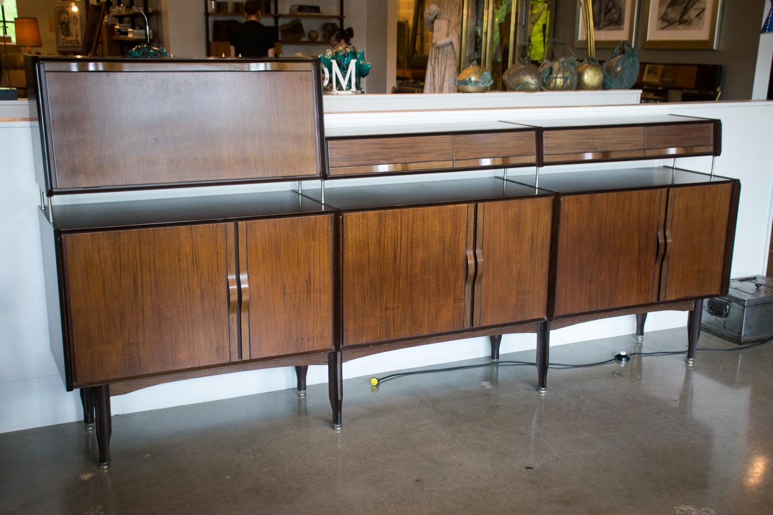 La Permanente Mobili Cantu mahogany sideboard. Midcentury Italian, 1960s. Combined upper and lower sections with drop down secretary, dry bar, drawers and cabinet doors. Integral bentwood handles are specific to La Permanente. 40.5