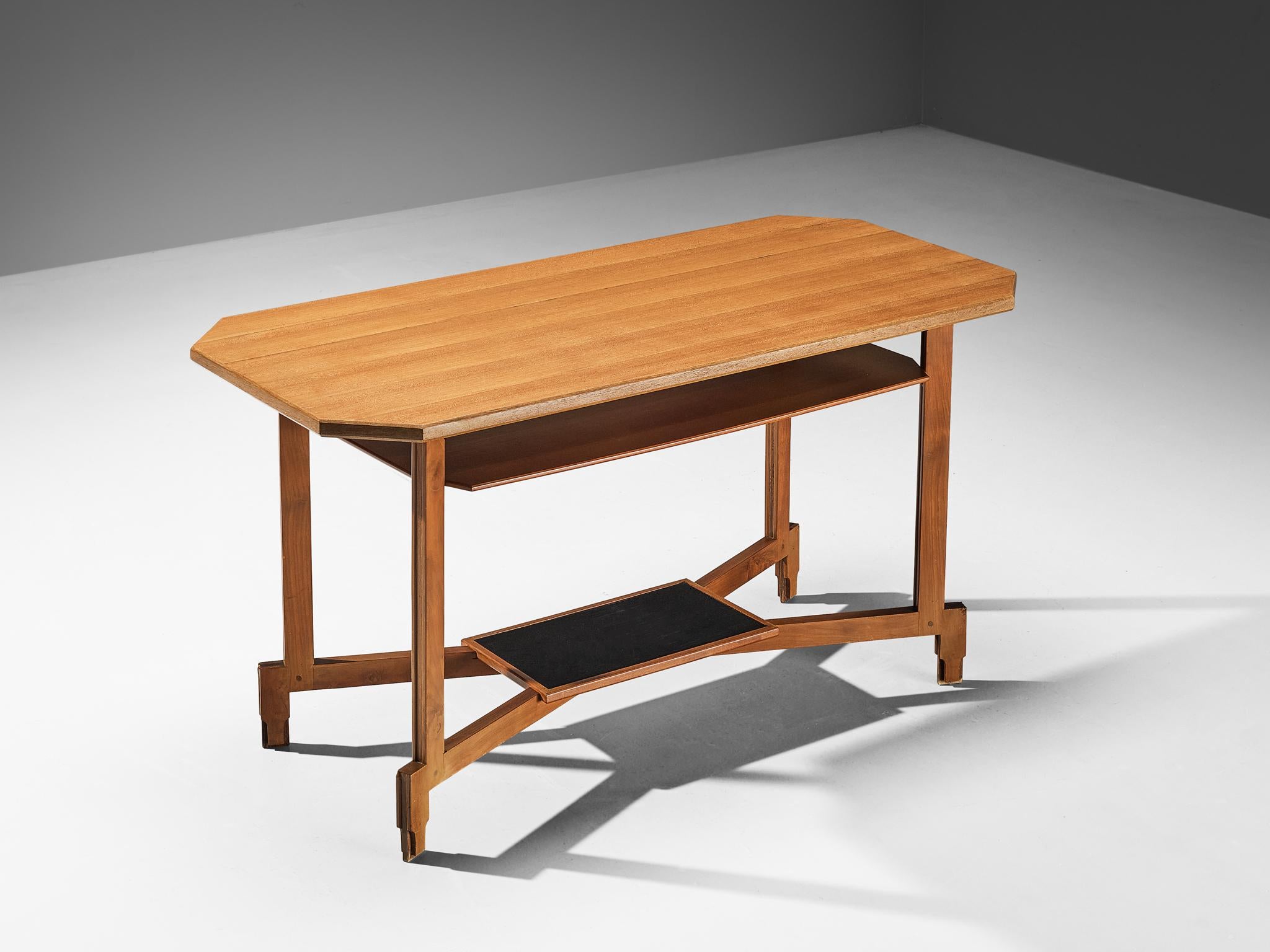 La Permanente Mobili Cantù, writing desk, cherry, yellow meranti, plastic, fabric, Italy, 1960s

This writing table is produced by La Permanente Mobili Cantu in the sixties and employs the Italian aesthetic vocabulary and typical woodwork. The