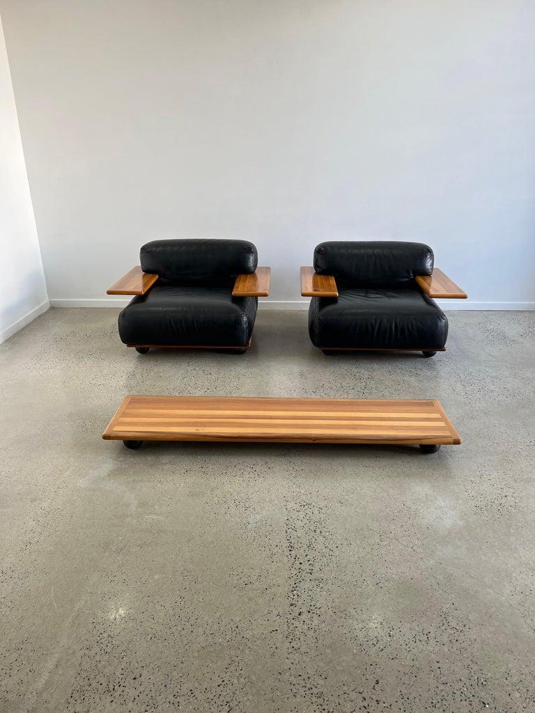 Ensemble de fauteuils italiens vintage en noyer et cuir

Tous dans leur état d'origine 

Cet ensemble Pianura de Mario Bellini pour Cassina est un exemple raffiné du design italien des années 1970. Conçue en 1970, elle comprend deux fauteuils bas à