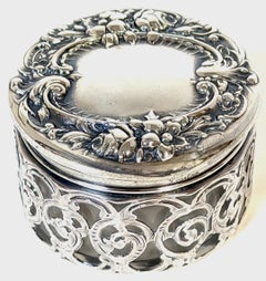 Jarrón de cristal tallado «La Pierre Sterling Repoussé» con revestimiento de plata, circa 1900