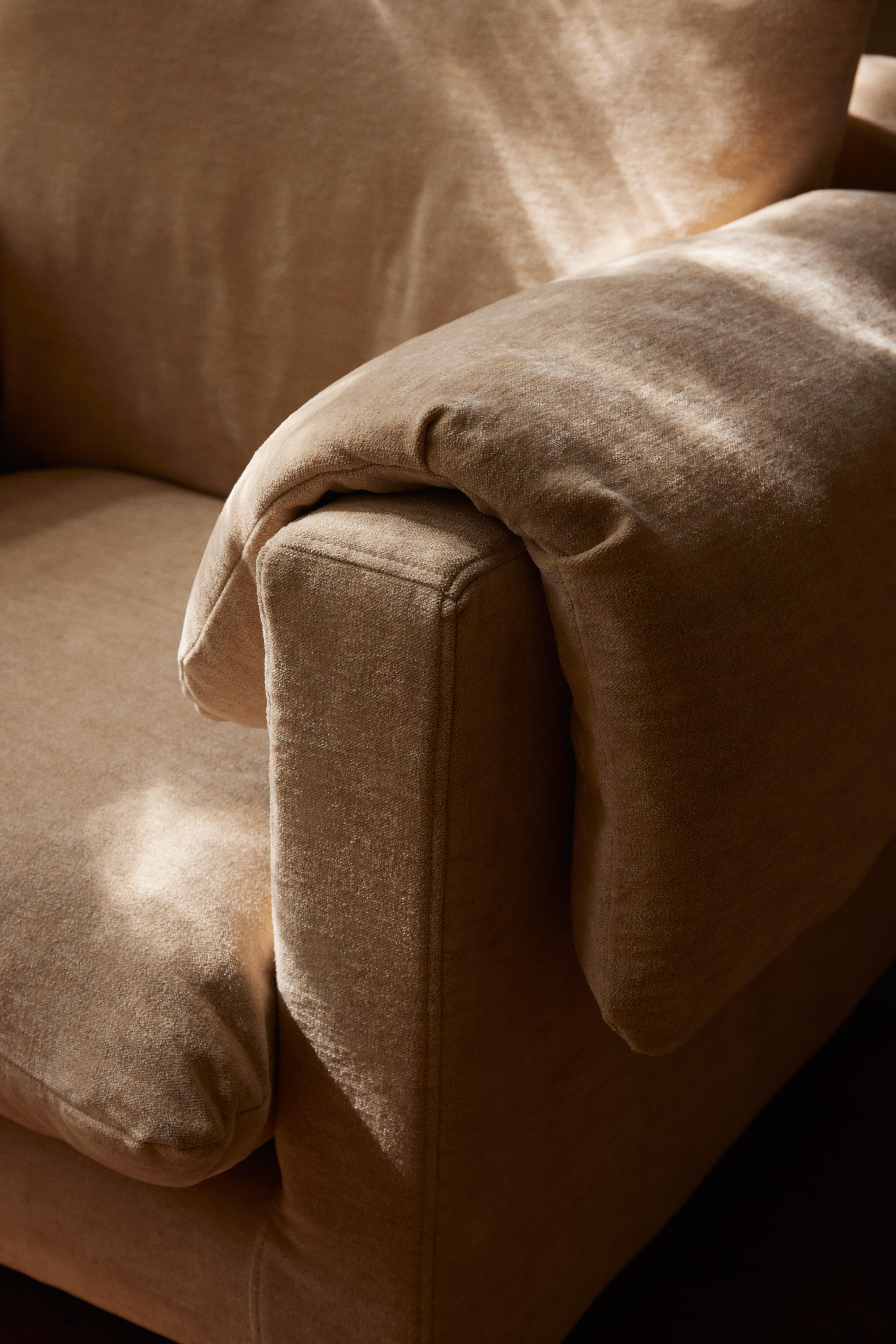La Plume Sofa Handcrafted und gepolstert in Dedar Bel Suede im Zustand „Neu“ im Angebot in Amsterdam, NL