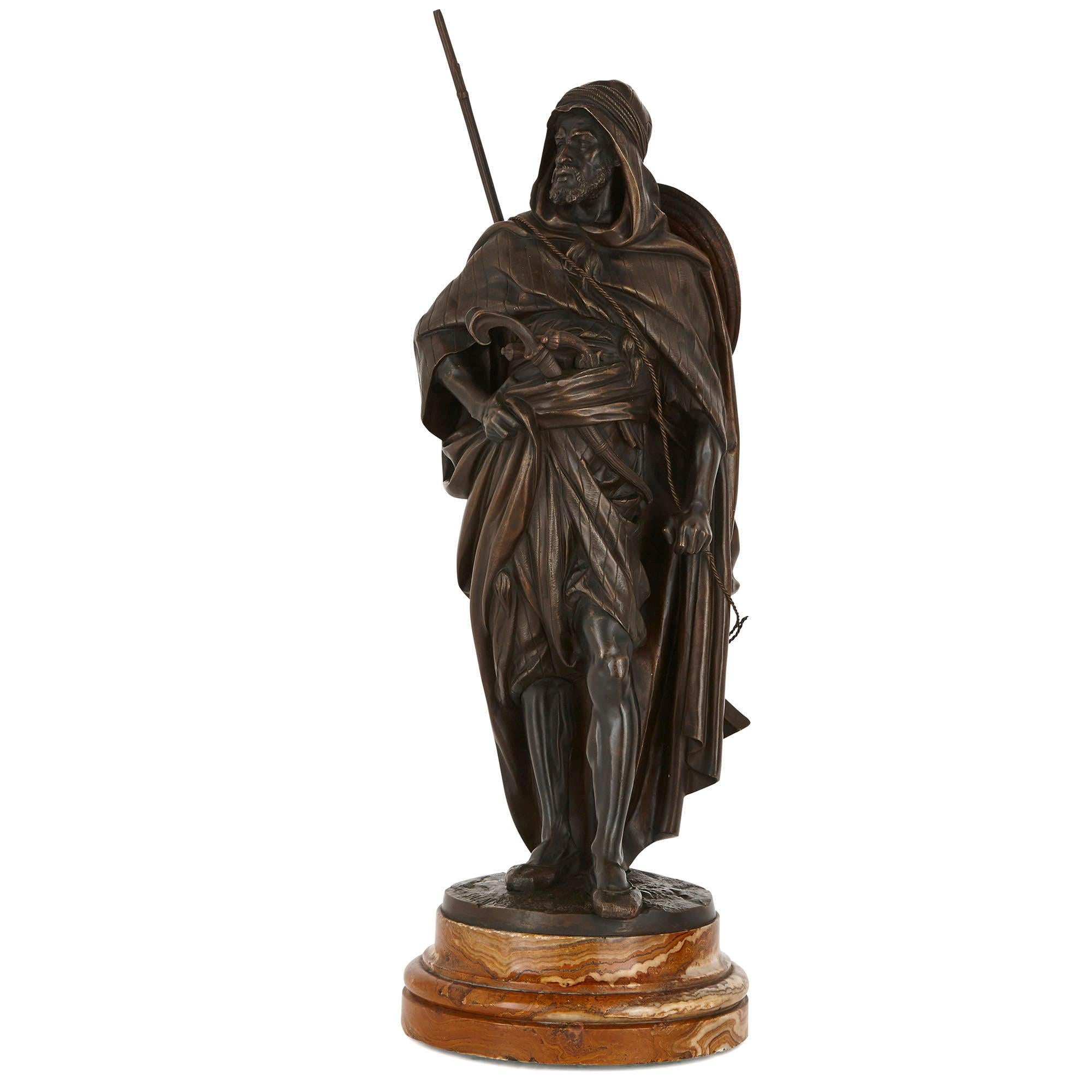 Belle Époque 'La Porteuse' e 'Le Guerrier Arabe', due figure in bronzo patinato di Salmson in vendita