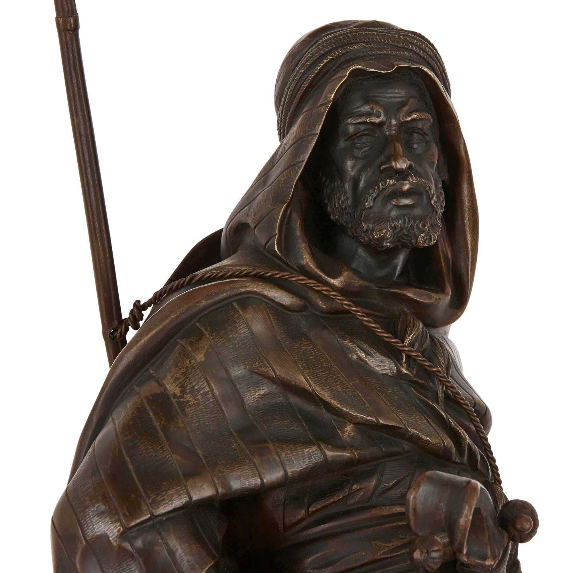 Patiné « La Porteuse » et « Le Guerrier Arabe », paire de figurines en bronze patiné par Salmson en vente