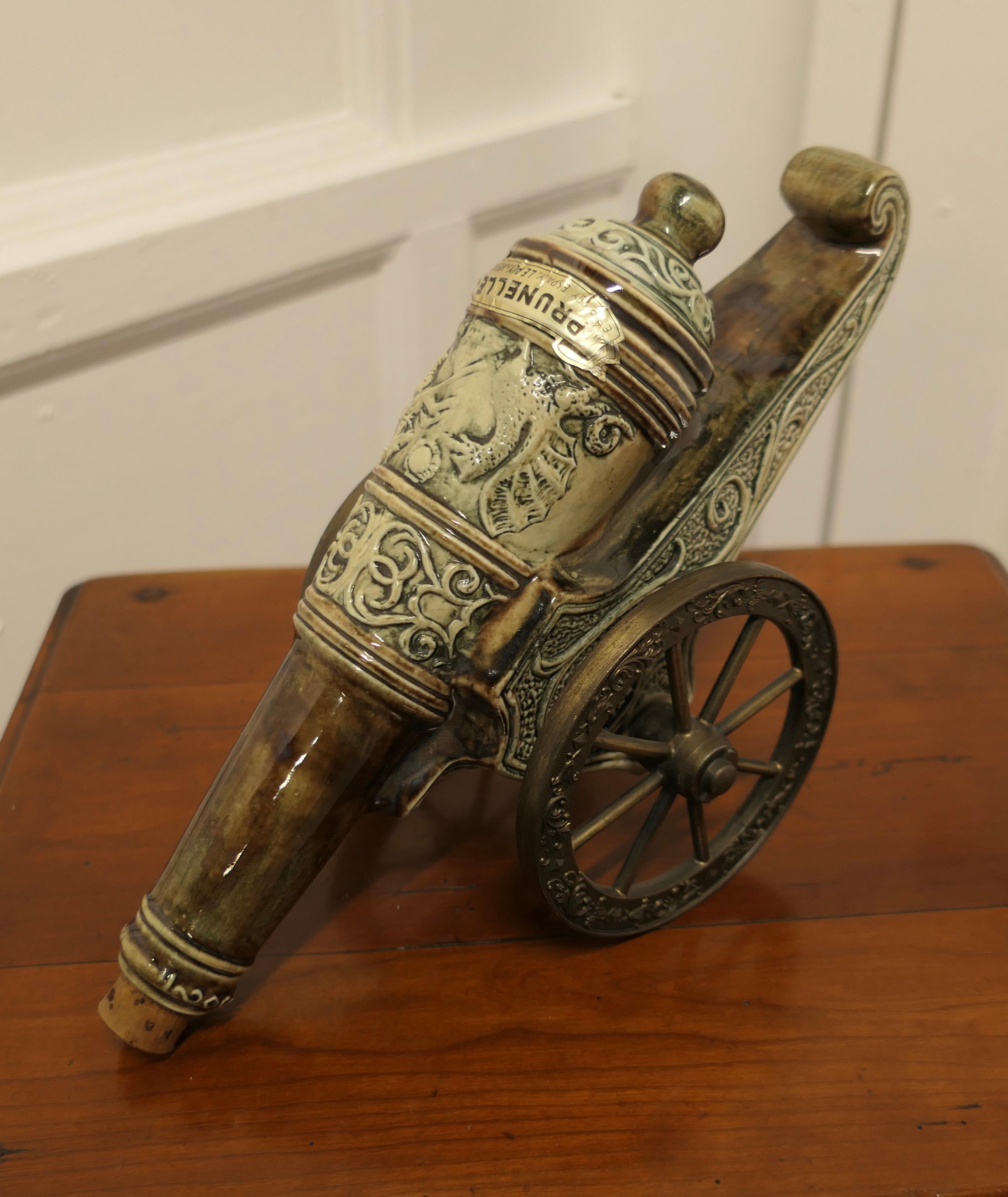 Cannon-Likörflasche aus Steingut von La Prunelle du Velay (Arts and Crafts) im Angebot