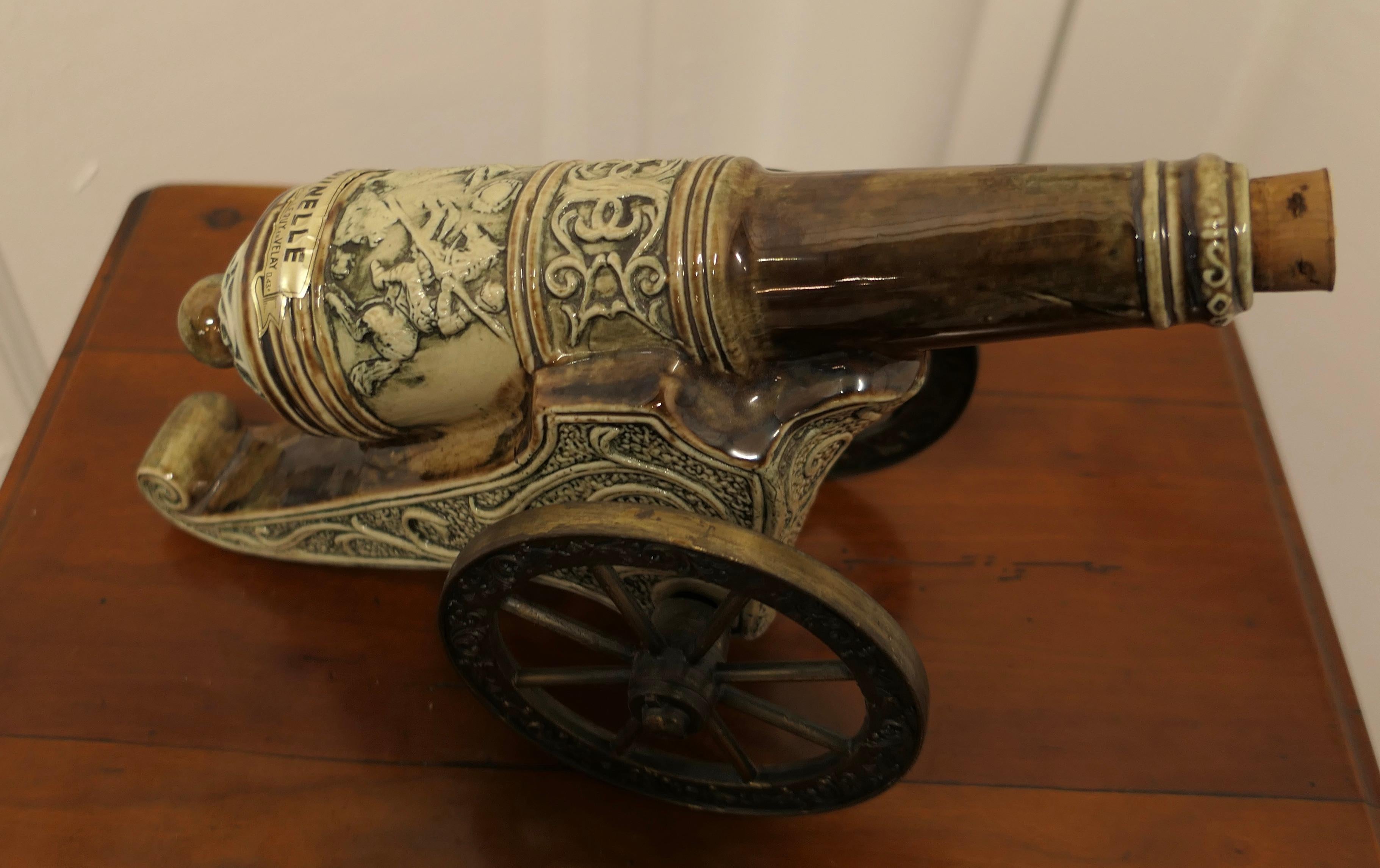 Bouteille de liqueur de canon en grès La Prunelle du Velay Bon état - En vente à Chillerton, Isle of Wight