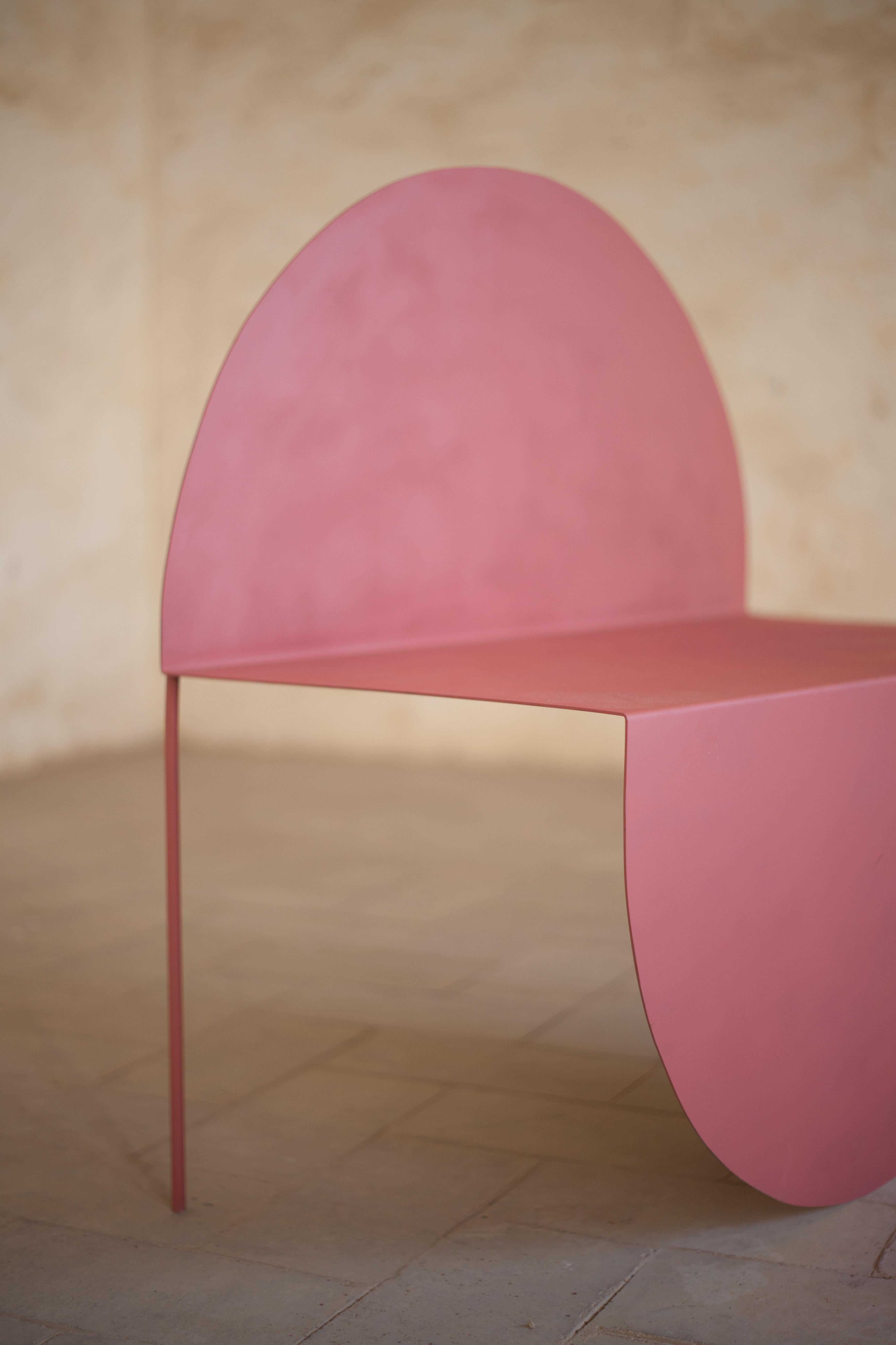 La Redonda ist ein Stuhl, der mit einer rein zweidimensionalen geometrischen Figur, dem Kreis, kokettiert. Diese perfekte Form wird nach dem Schneiden auf einer Stahlplatte geformt und behält ihre Reinheit bei ihrem Schritt in die drei Dimensionen.
