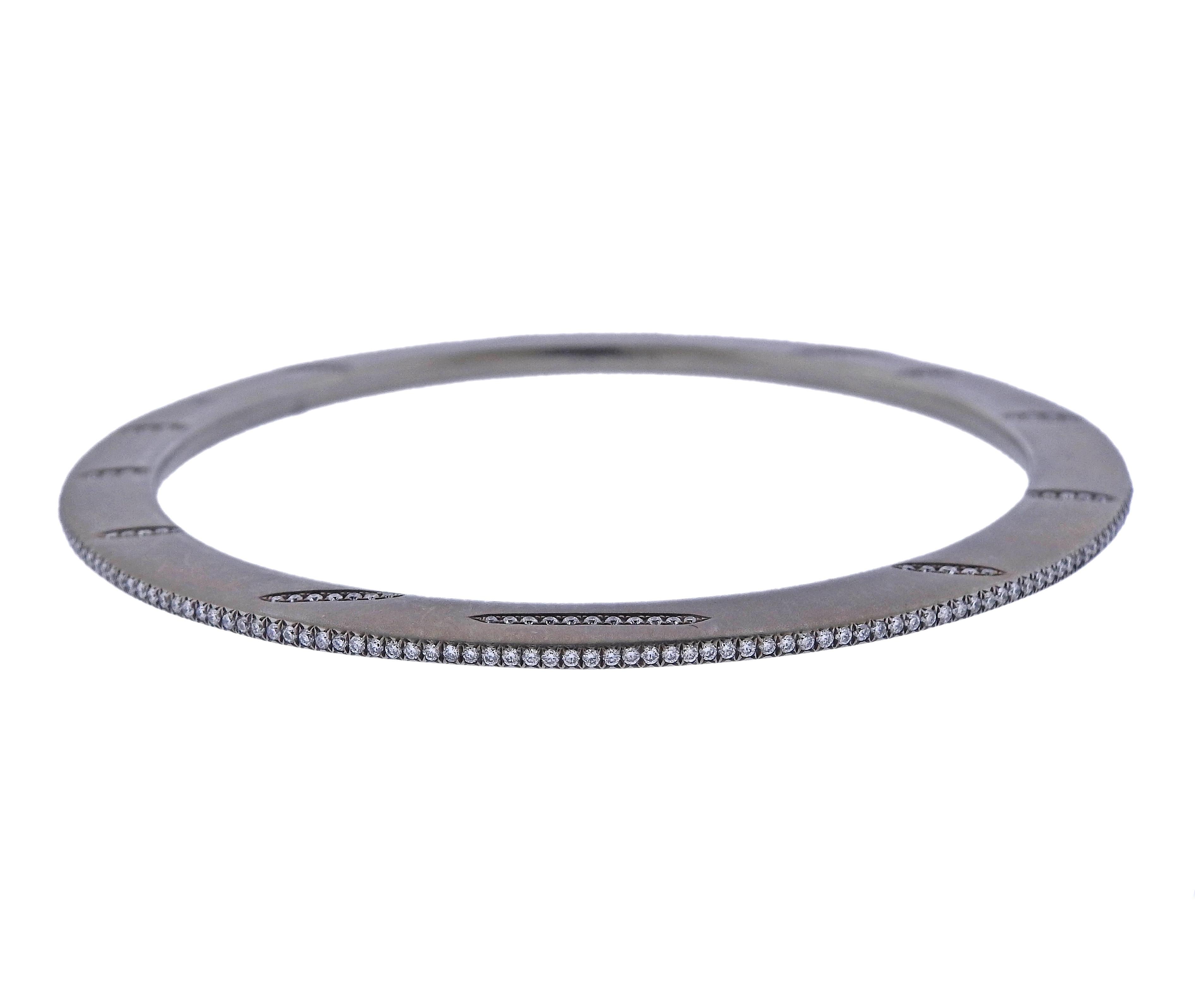 Bracciale bangle in titanio con 2,00ctw di diamanti, realizzato in Italia da La Reina. Il bracciale si adatta comodamente a un polso di circa 7 pollici, il diametro interno è di 2,5 pollici o 63 mm, la larghezza del bracciale è di 8 mm.