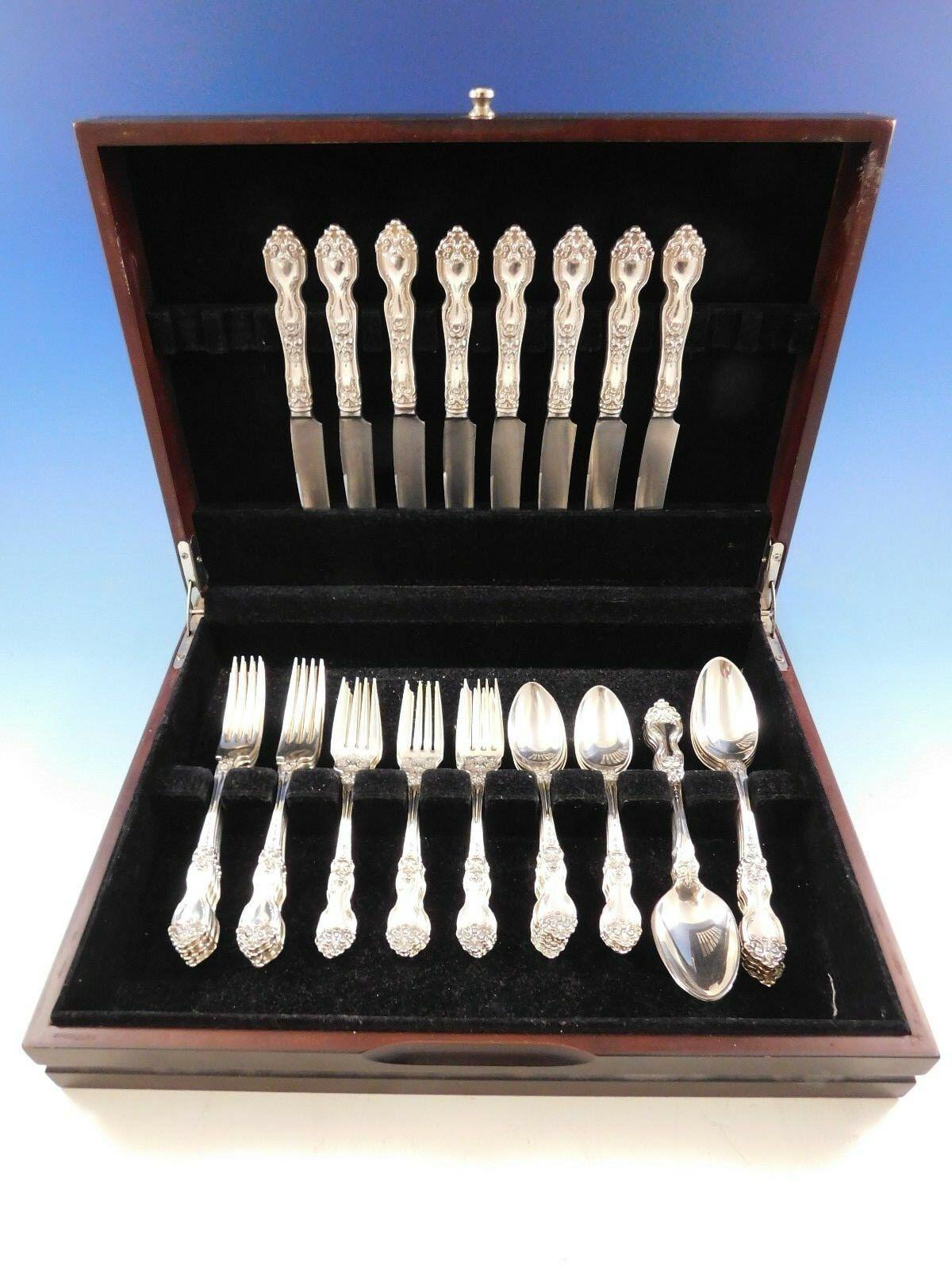 Magnifique service de couverts La Reine by Wallace en argent sterling, 40 pièces. Cet ensemble comprend :

8 couteaux, 8 3/4