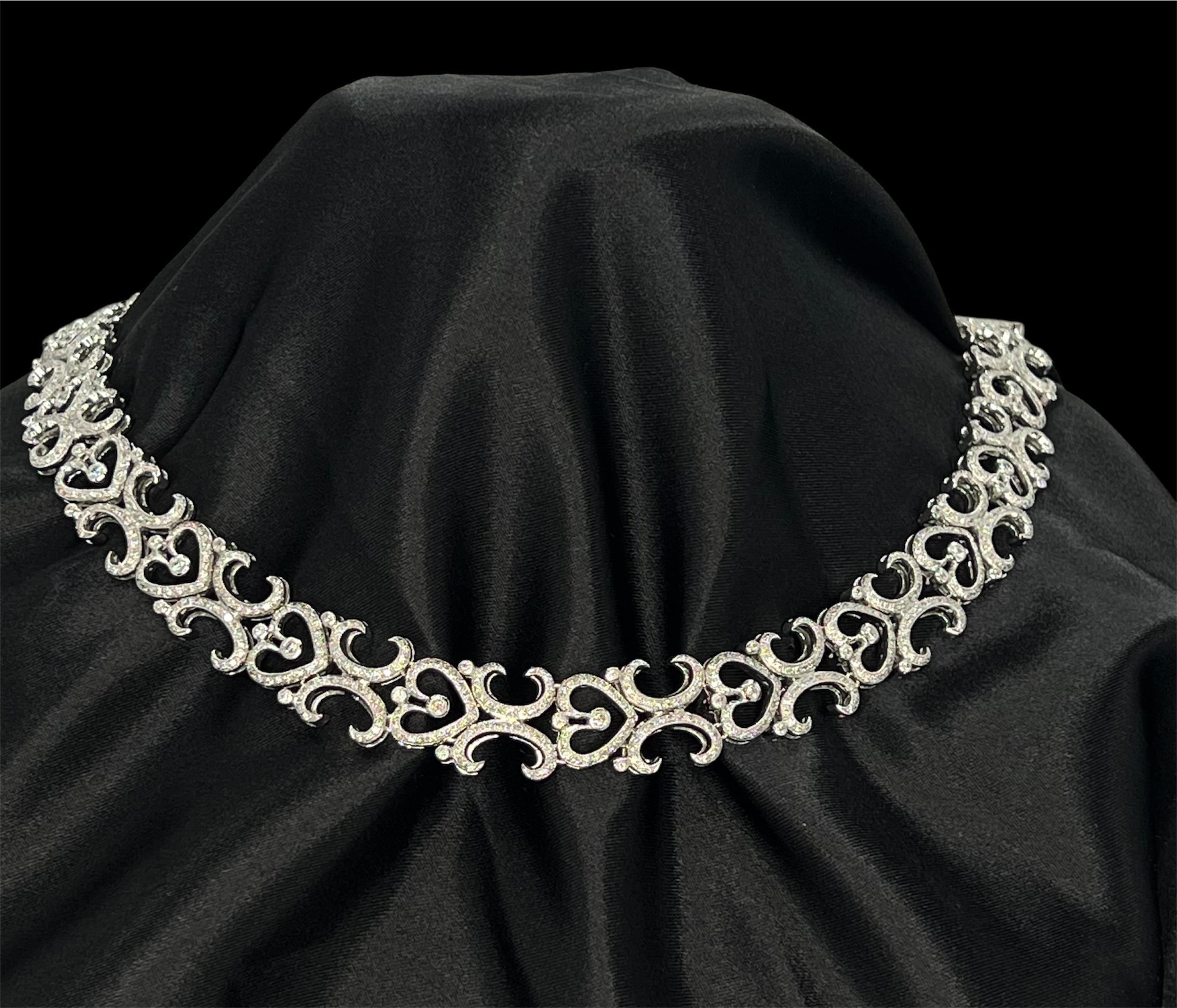 Dove l'eleganza incontra l'avanguardia, questa collana di diamanti è un capolavoro di contrasto. Aggiunge una presenza sorprendente alla scollatura di un abito da sera drammatico. Con la stessa facilità, eleva una semplice t-shirt, trasformando un