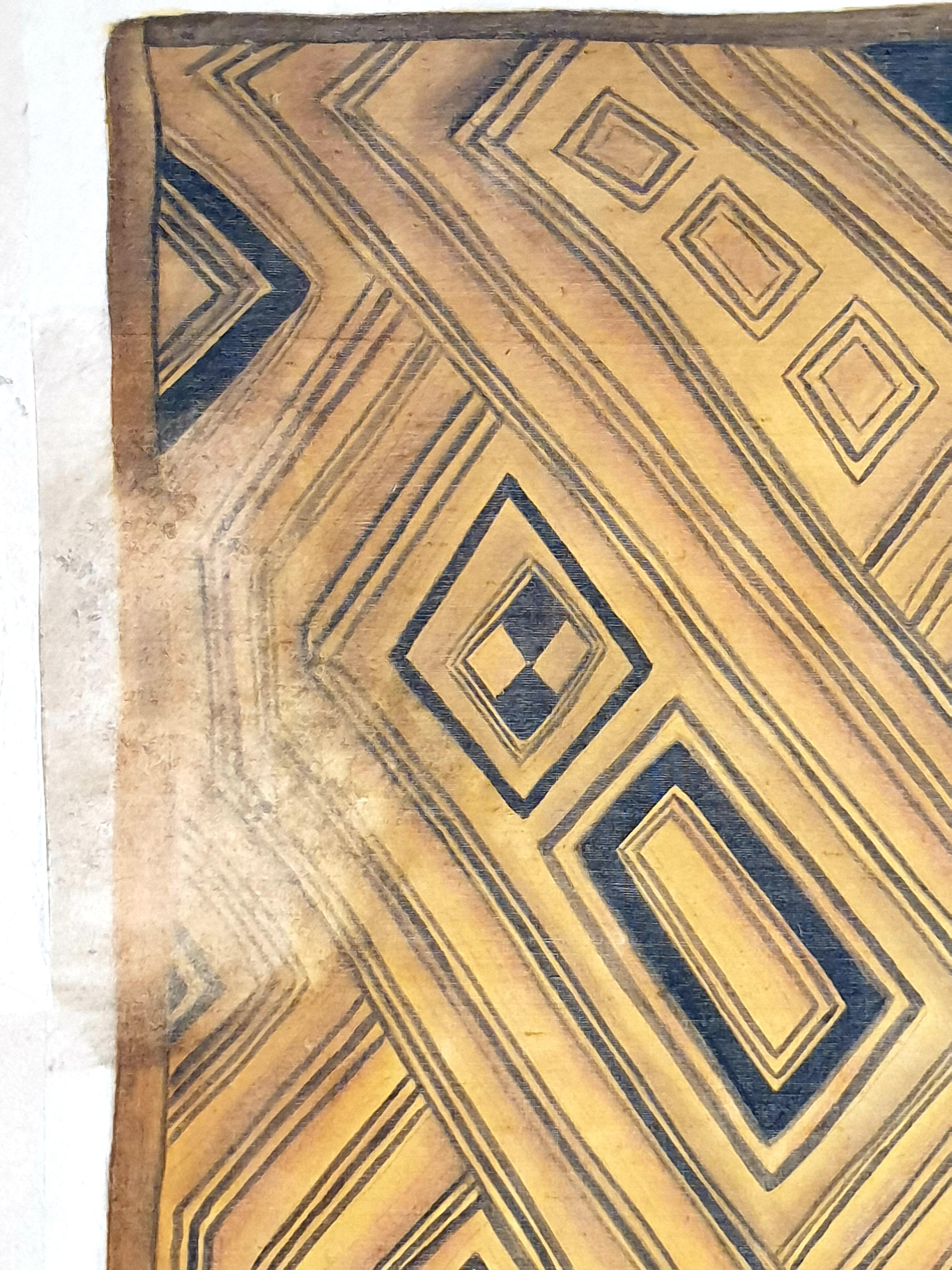 Un acquerello su seta su carta a mano della fine del XX secolo di un antico tappeto caucasico 