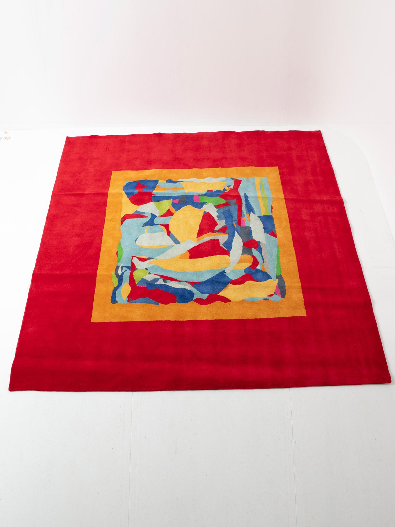 Tapis en laine à grands carreaux de Linde Burkhardt pour la collection Aleph, Driade.
Décoration abstraite sur fond rouge.